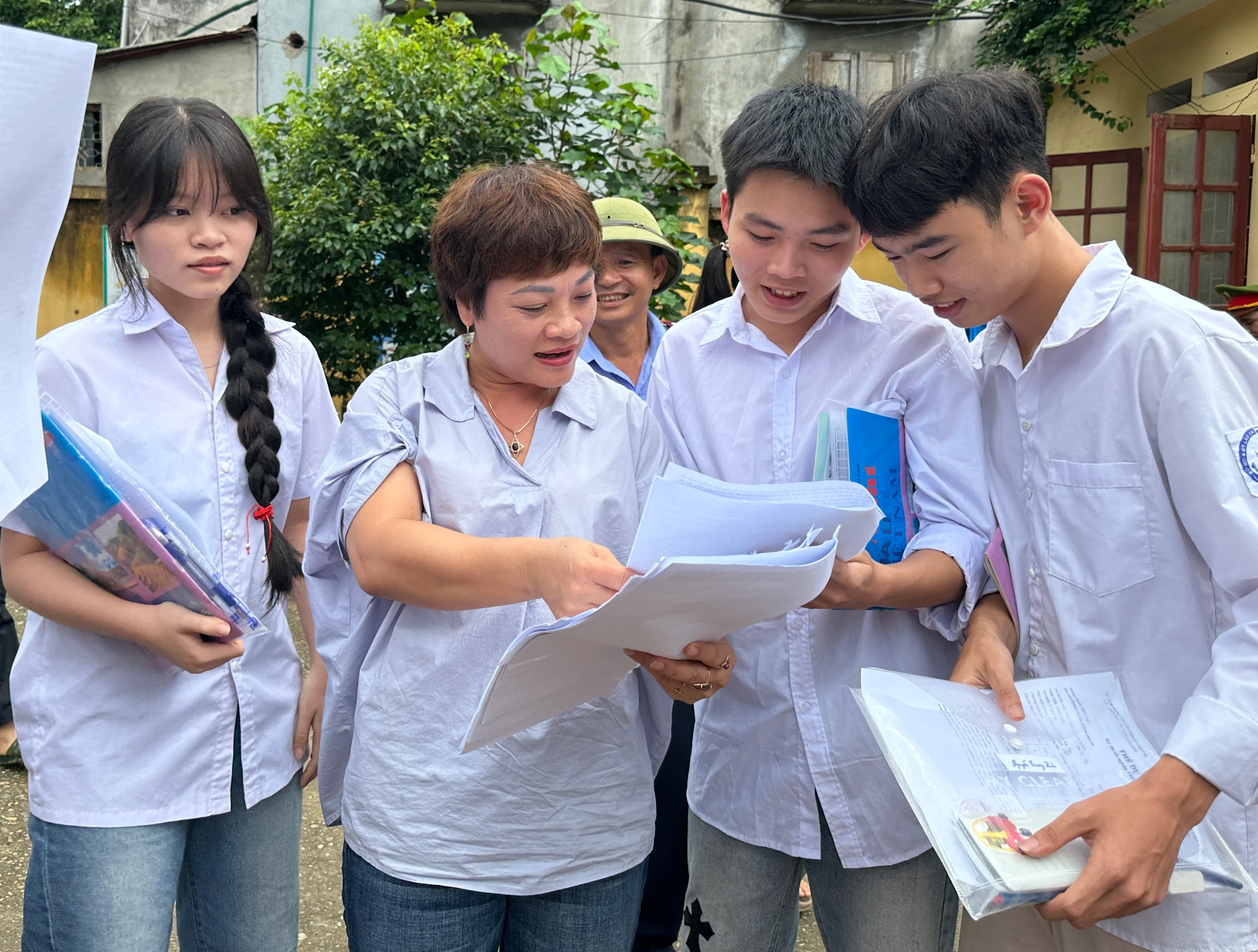 Giáo viên chữa đề thi ngay tại sân trường.