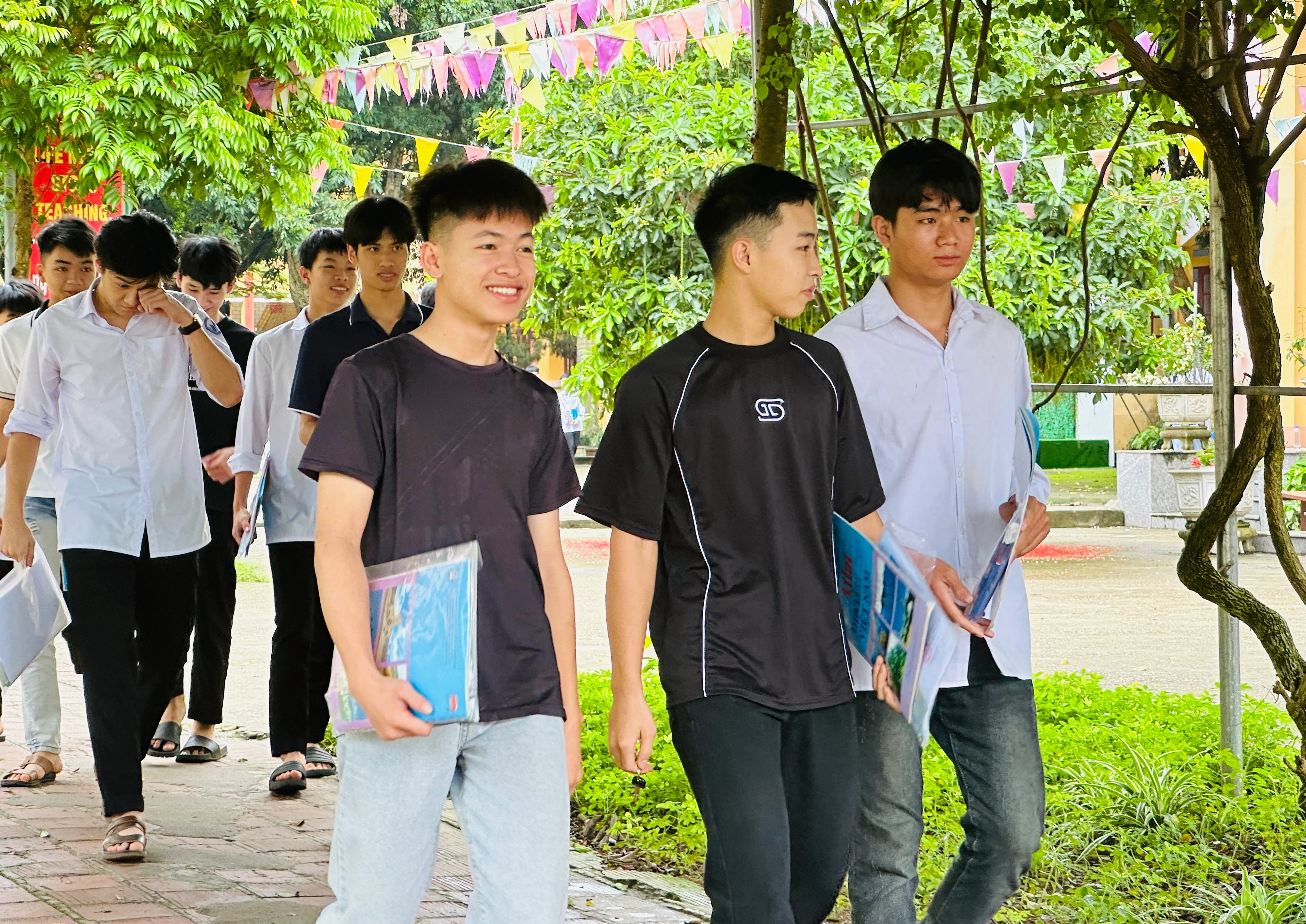 Các thí sinh bước ra khỏi phòng thi với tâm trạng vui tươi.