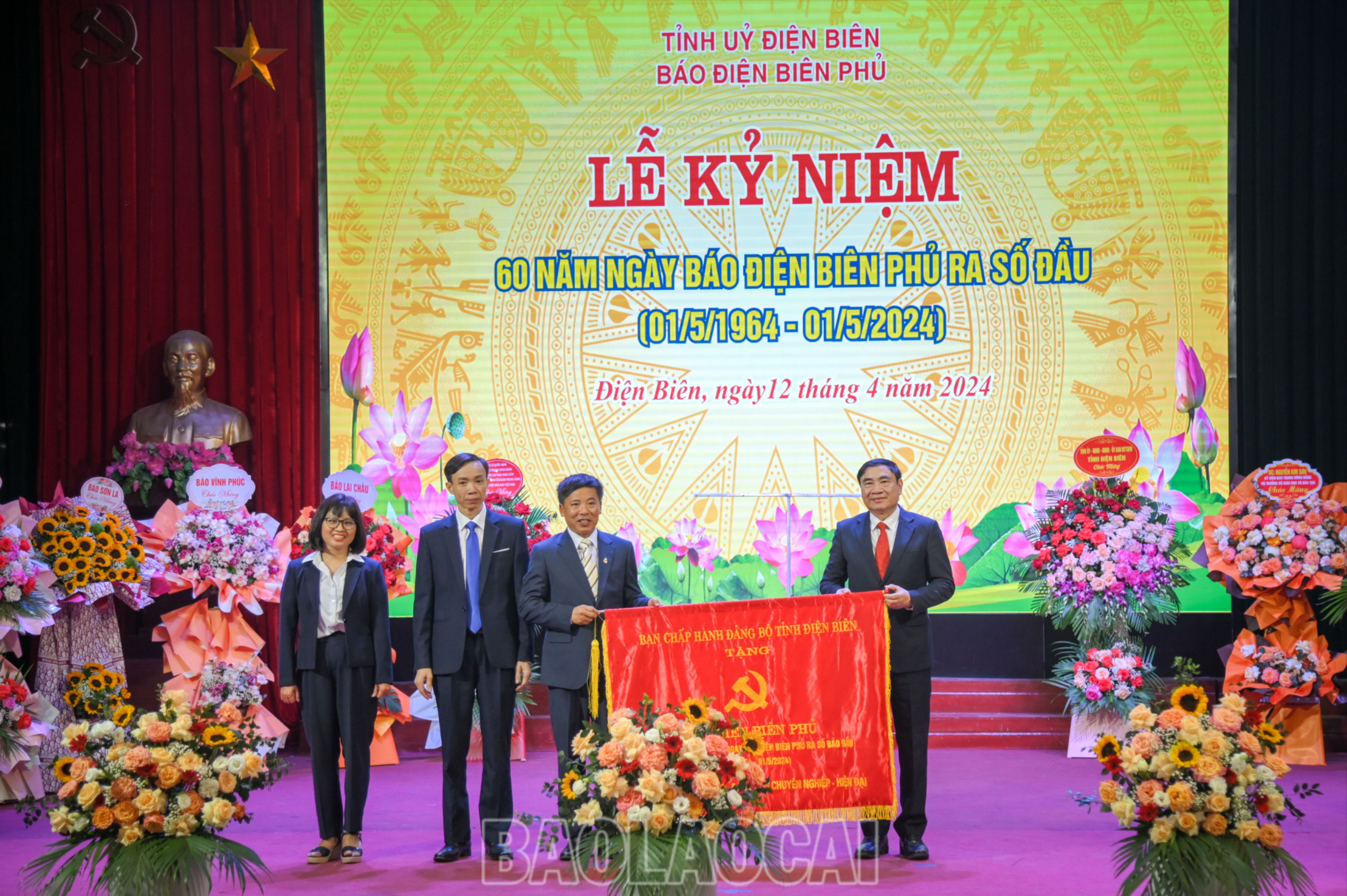 Đồng chí Trần Quốc Cường, Ủy viên Trung ương Đảng, Bí thư Tỉnh ủy tặng bức trướng cho Báo Điện Biên Phủ. ZAP_1508.jpg