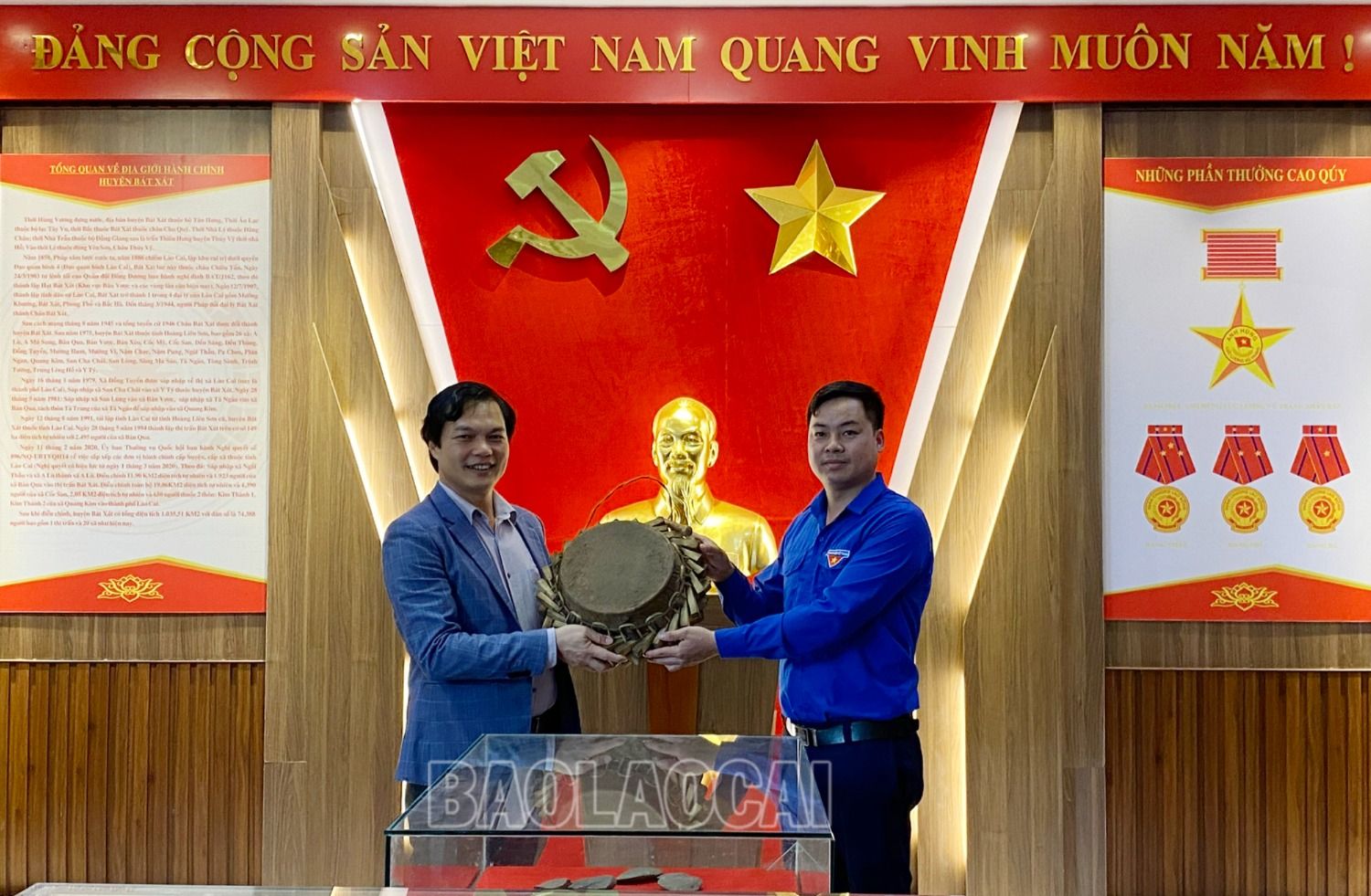 Xã Phìn Ngan tặng trống nêm. 6.jpg