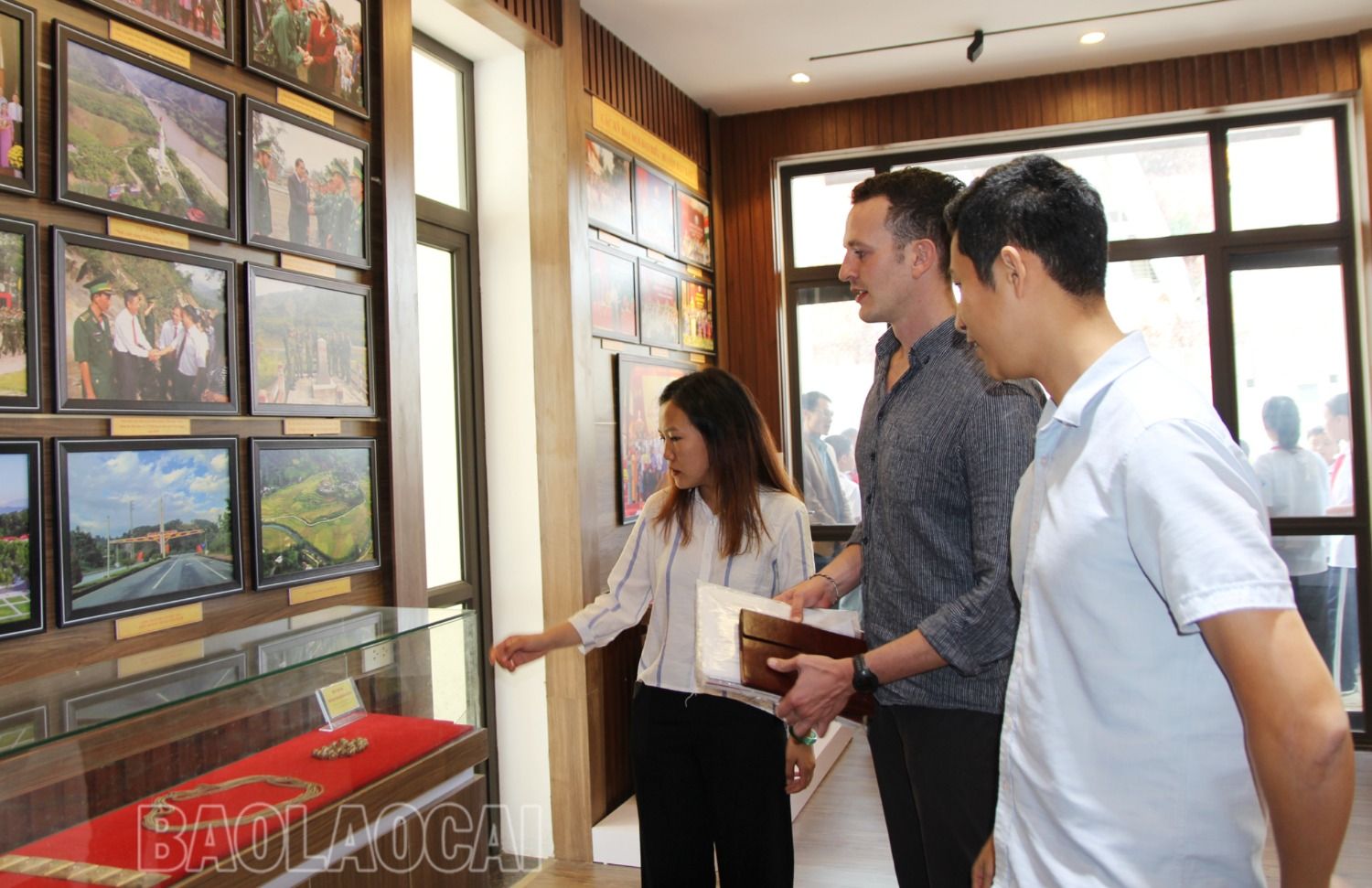 Ông Patrick Andenson Slack khám phá Phòng Truyền thống huyện Bát Xát. 1.jpg