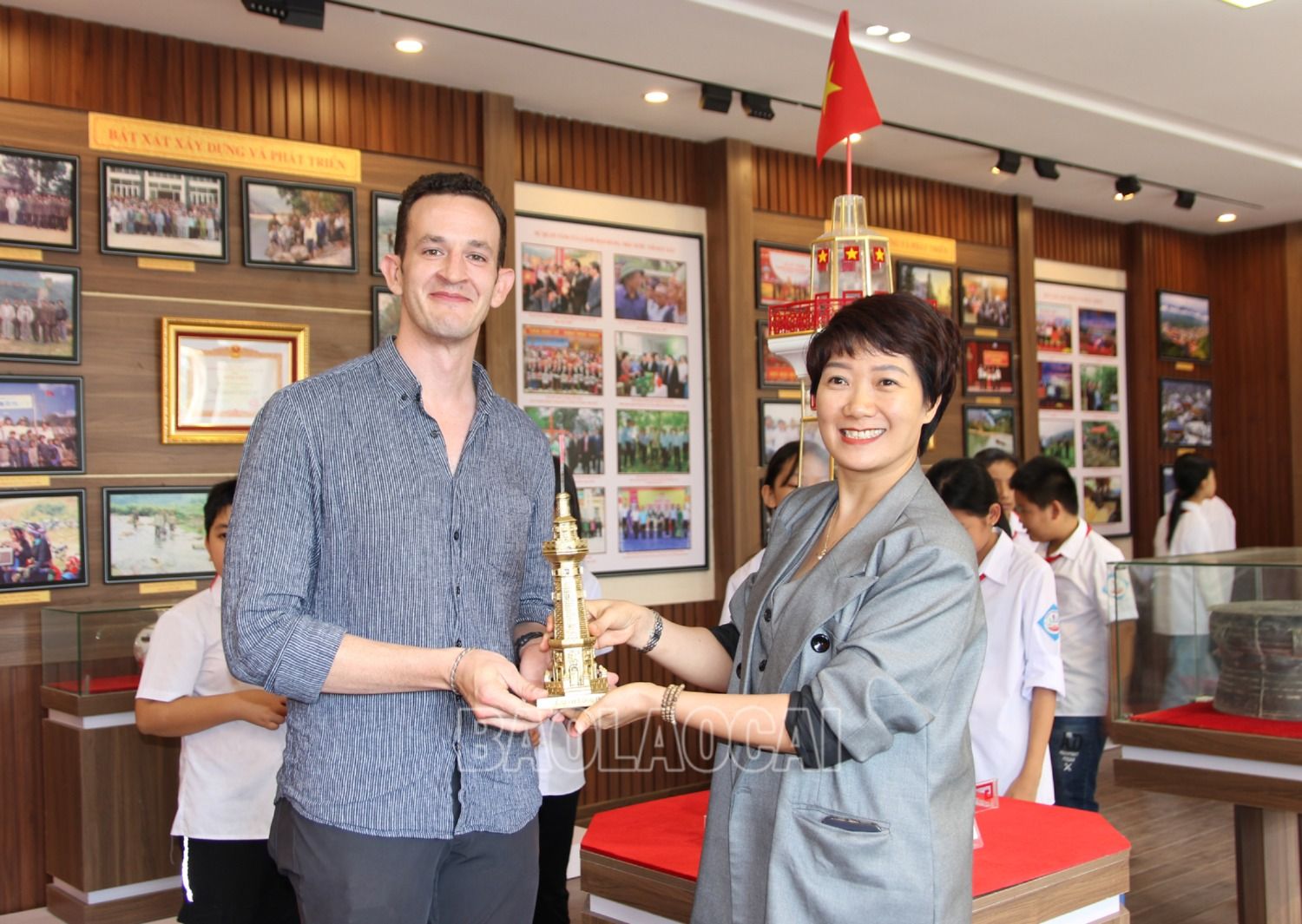 Huyện Bát Xát tặng quà kỷ niệm cho ông Patrick Andenson Slack. 4.jpg