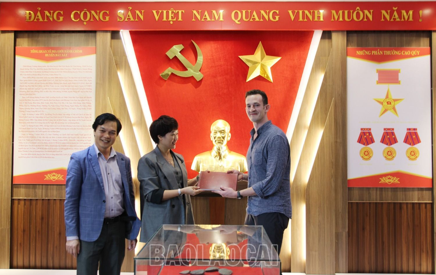 Ông Patrick Andenson Slack trao tặng album ảnh. 2.jpg