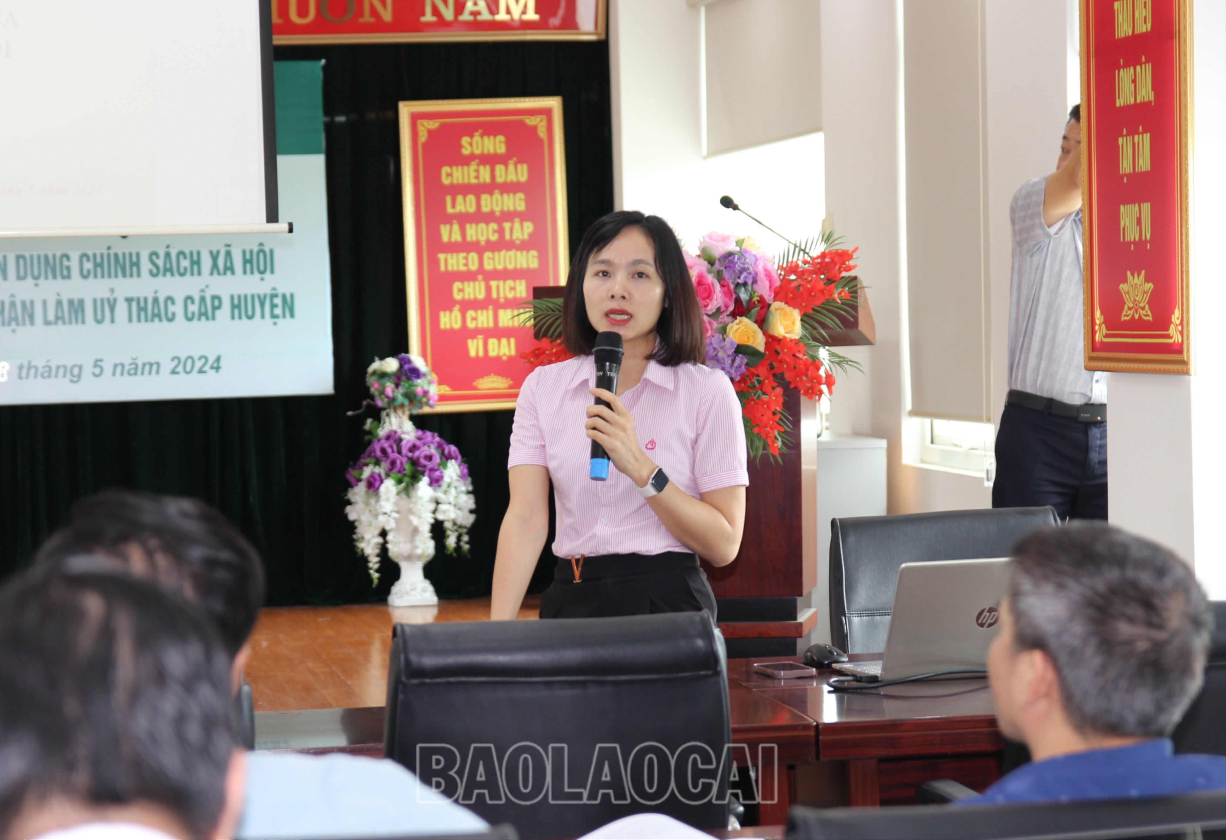 Cán bộ ngân hàng tập huấn cho các học viên. 3.jpg