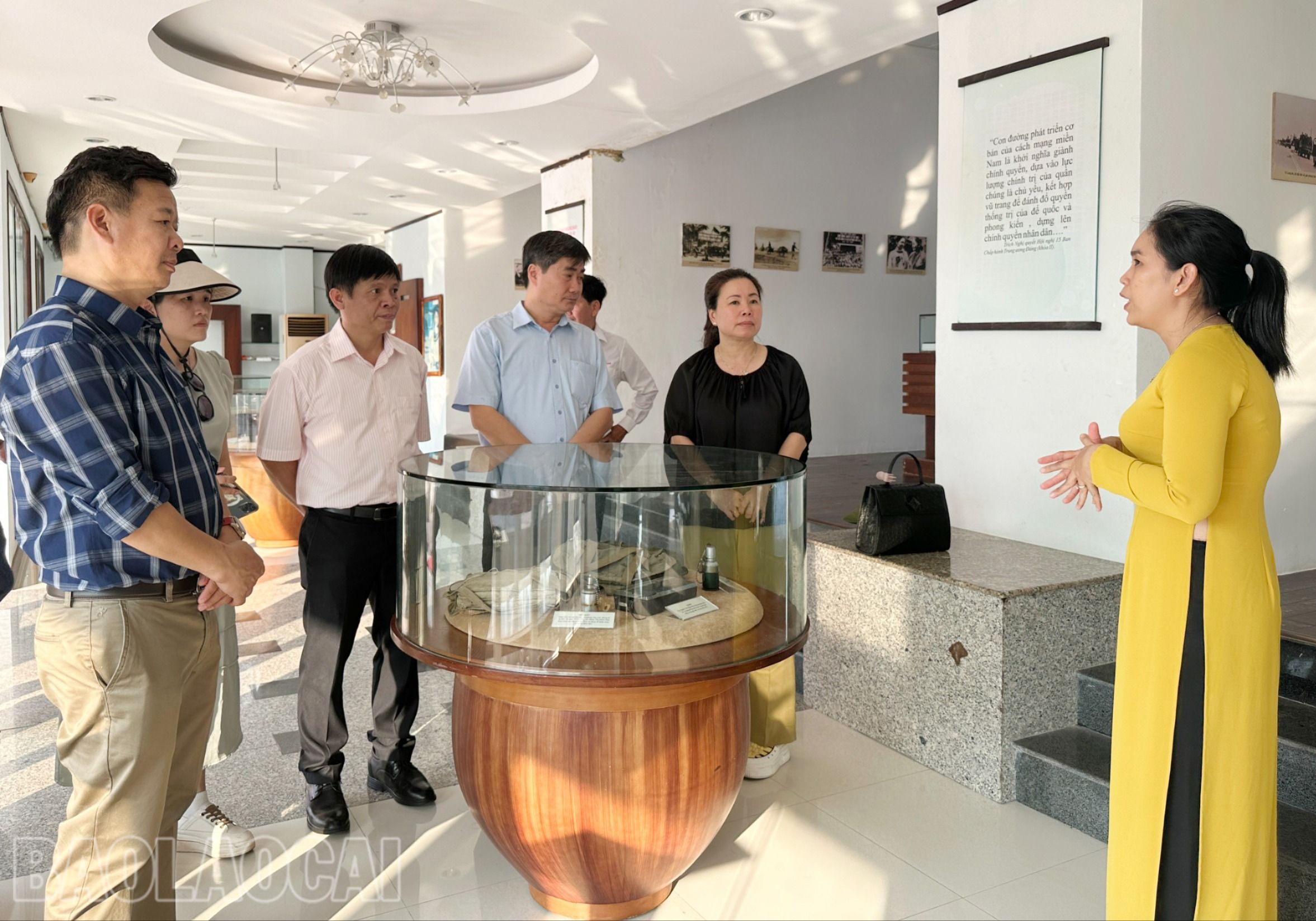 Đoàn công tác của Báo Lào Cai nghe thuyết minh viên giới thiệu về tượng đài. Tại khu trưng bày hiện vật, khách có thể đến tham quan tự do hoặc liên hệ thuyết minh viên hỗ trợ, kể cả khách đoàn hoặc khách lẻ. Không gian trưng bày 8 chuyên đề, do đặc thù khi hoạt động phải vận hành hệ thống lớn đèn điện, máy lạnh... nên chỉ mở cửa phục vụ đoàn khách đủ từ 8 người trở lên a2.jpg