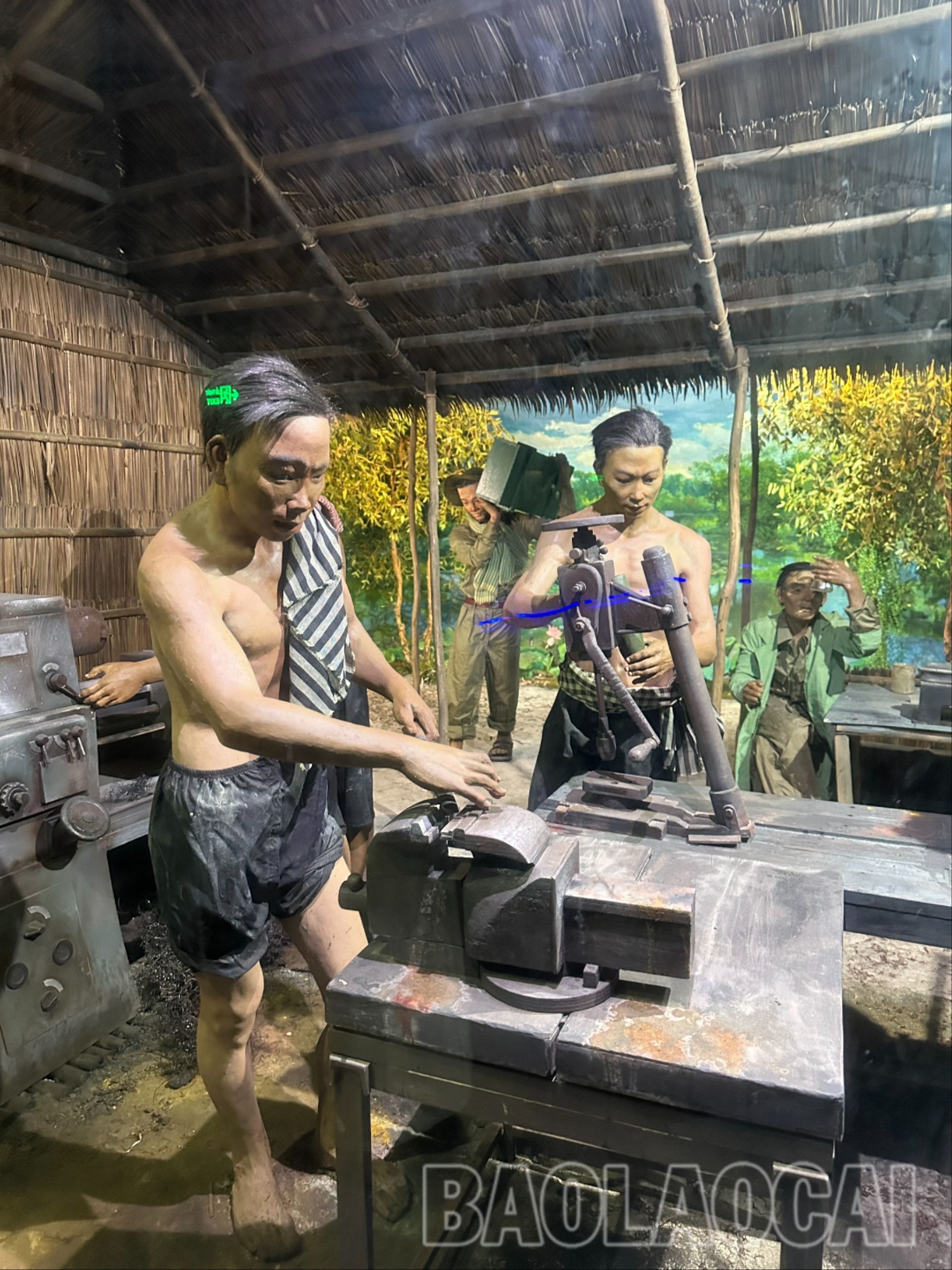 Hộp hình tái hiện công binh xưởng với bếp lò đỏ rực ẩn trong rừng tràm. Cùng với đó là hình ảnh những người lính lưng trần, mồ hôi nhễ nhại chế tạo vũ khí phục vụ kháng chiến. a13.jpg