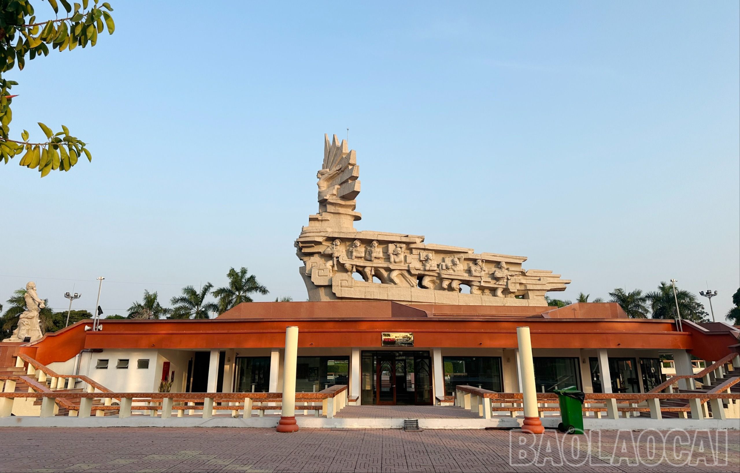 Tượng đài Long An "Trung dũng kiên cường, toàn dân đánh giặc". a1.jpg