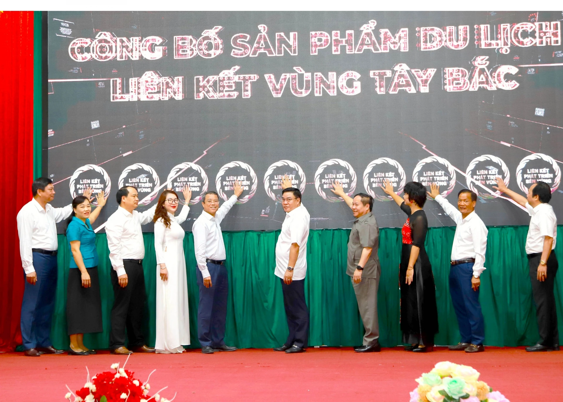 cac-dai-bieu-thuc-hien-nghi-thuc-cong-bo-2-san-pham-du-lich-lien-ket-vung-tay-bac-mo-rong-nam-2023-anh-nguyen-phuong-bao-ha-giang-7075.jpg