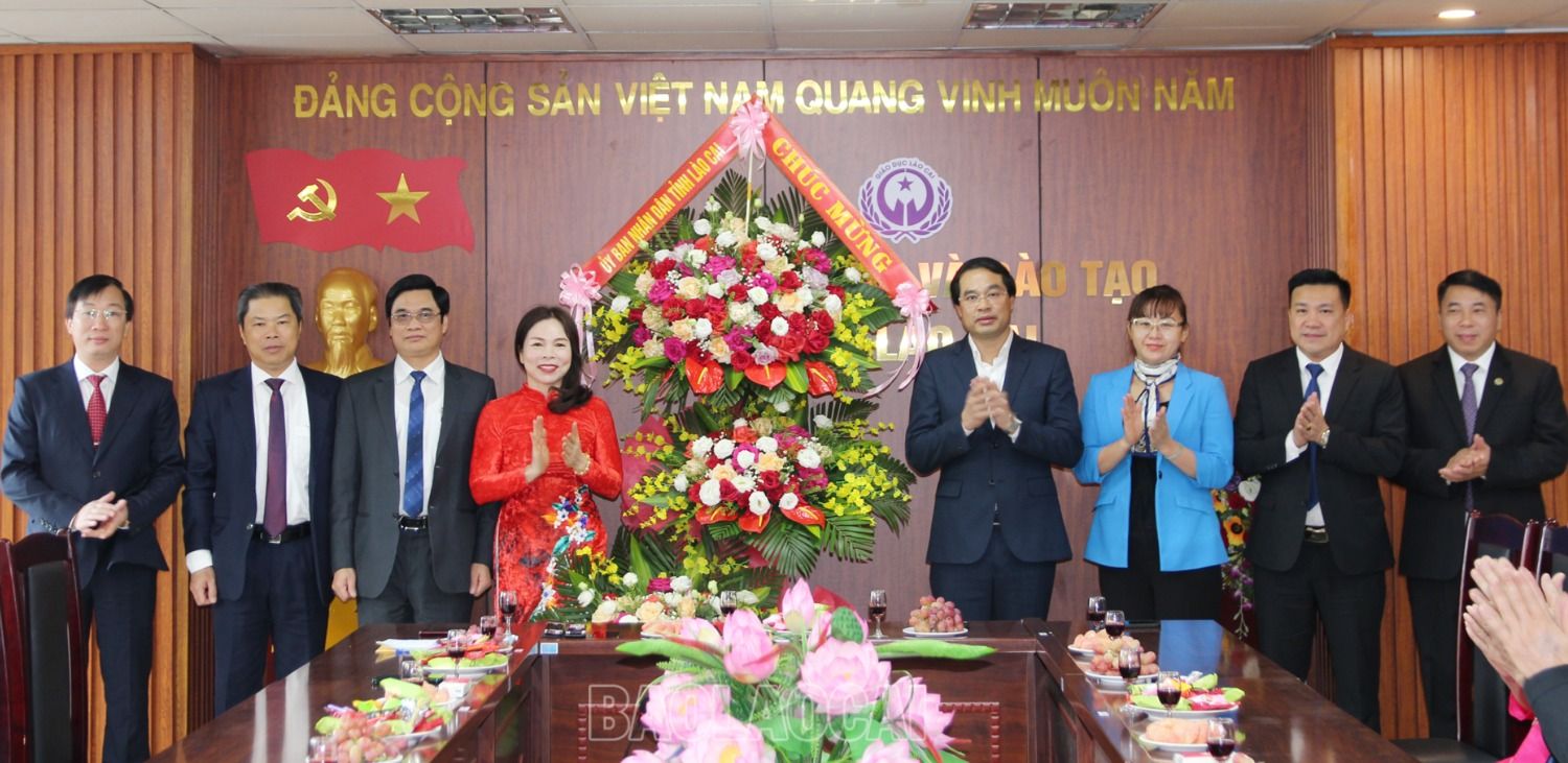 Các đồng chí lãnh đạo tỉnh tặng hoa chúc mừng ngành giáo dục. 3.jpg