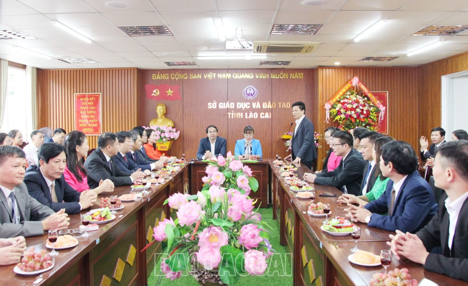 Các đồng chí lãnh đạo tỉnh chúc mừng ngành giáo dục nhân kỷ niệm 41 năm ngày Nhà giáo Việt Nam. 1.jpg
