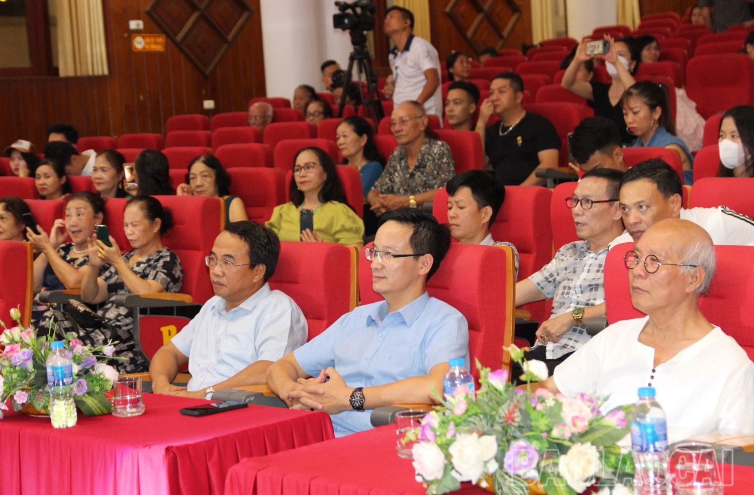Các đại biểu dự đêm nhạc. 1.jpg