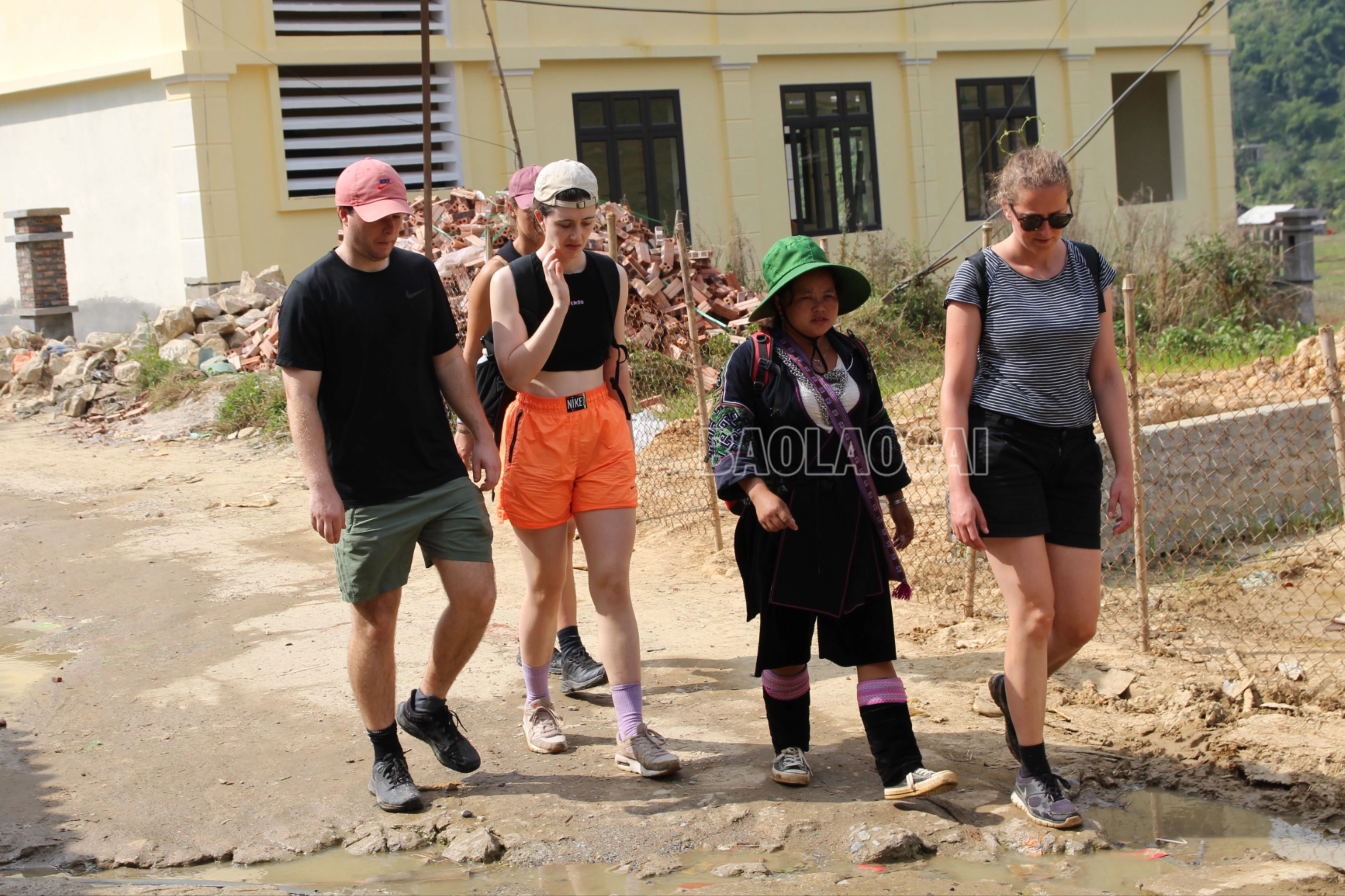 Du khách quốc tế khám phá bản Lao Chải. (Sa Pa).JPG