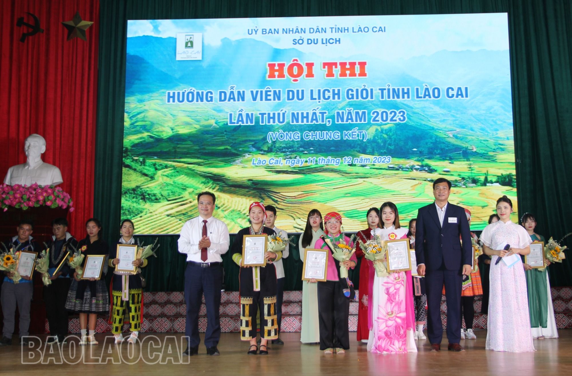 Trao giải Ba cho các thí sinh. 12-3289-8292.jpg
