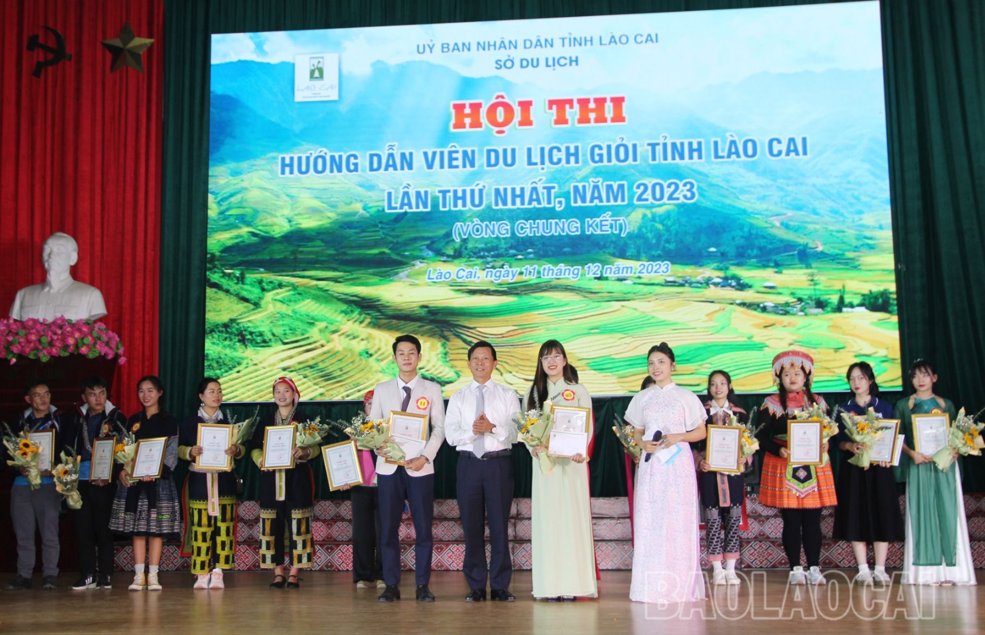 Ban Tổ chức trao giải Nhì cho thí sinh. 11-8141-9483.jpg