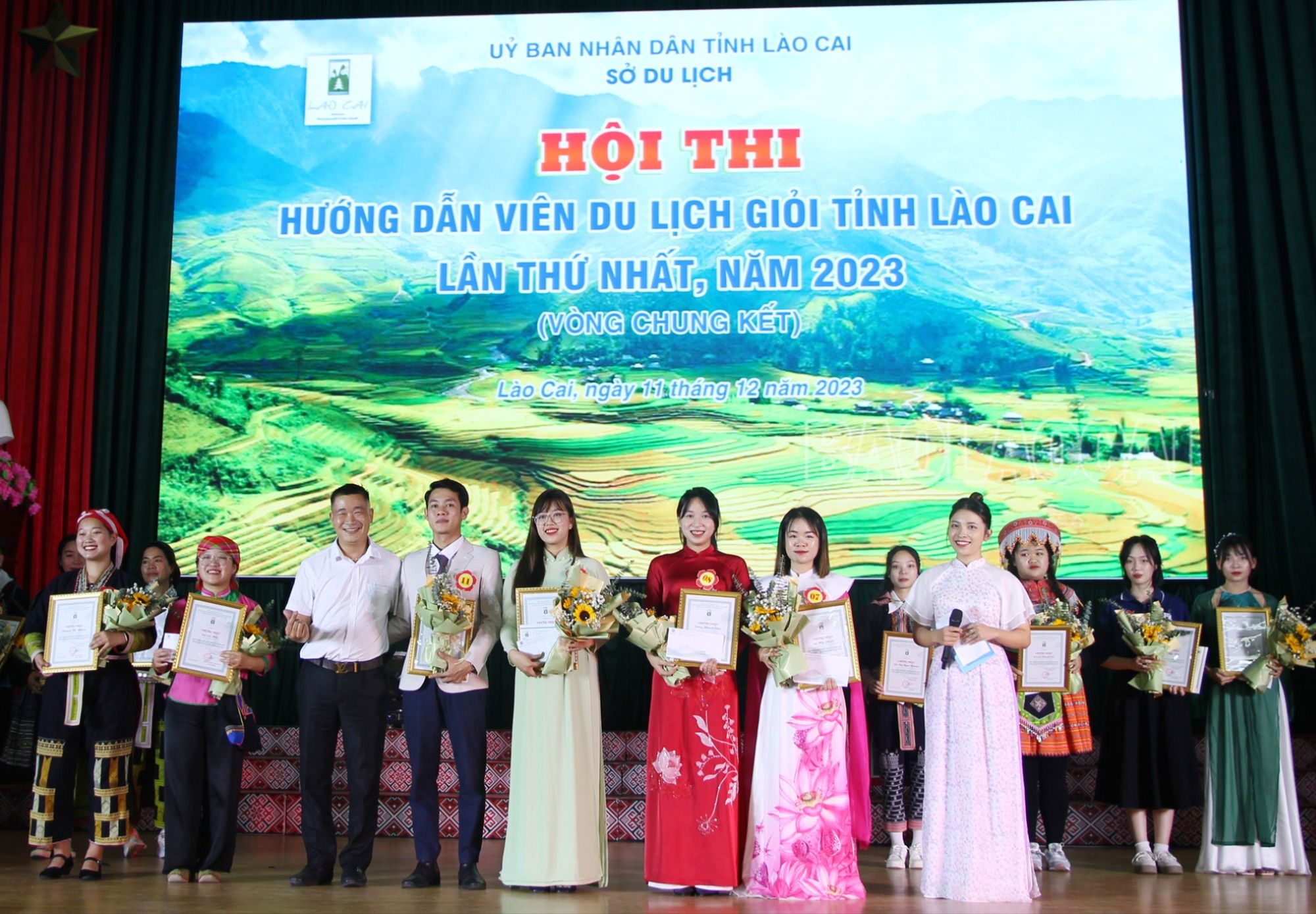 Hiệp hội Du lịch tỉnh trao quà cho các thí sinh đạt giải Nhất, Nhì, Ba. 9-1184-2012.jpg