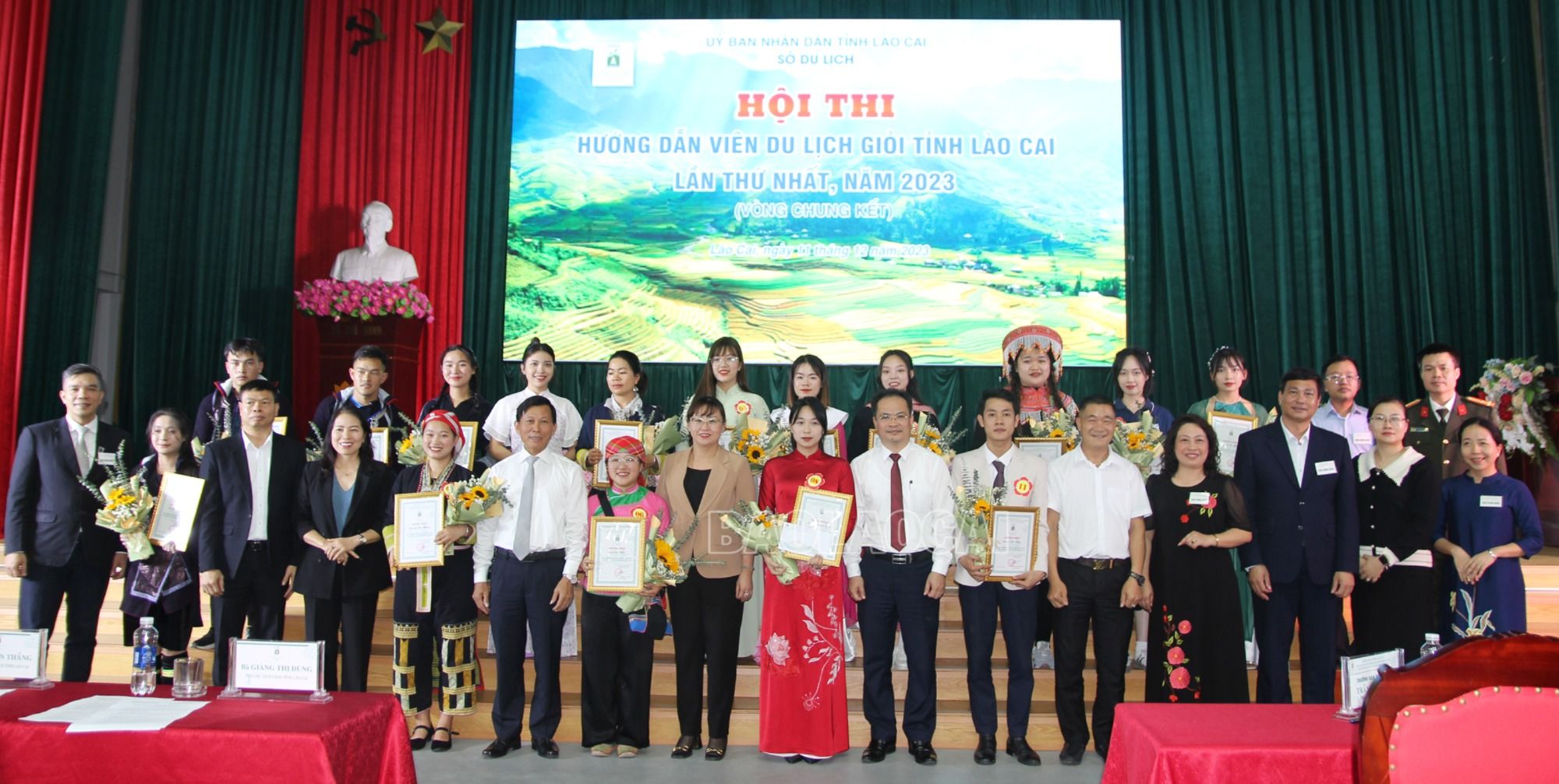 Các thí sinh và đại biểu chụp ảnh lưu niệm. 8-7121-9906.jpg