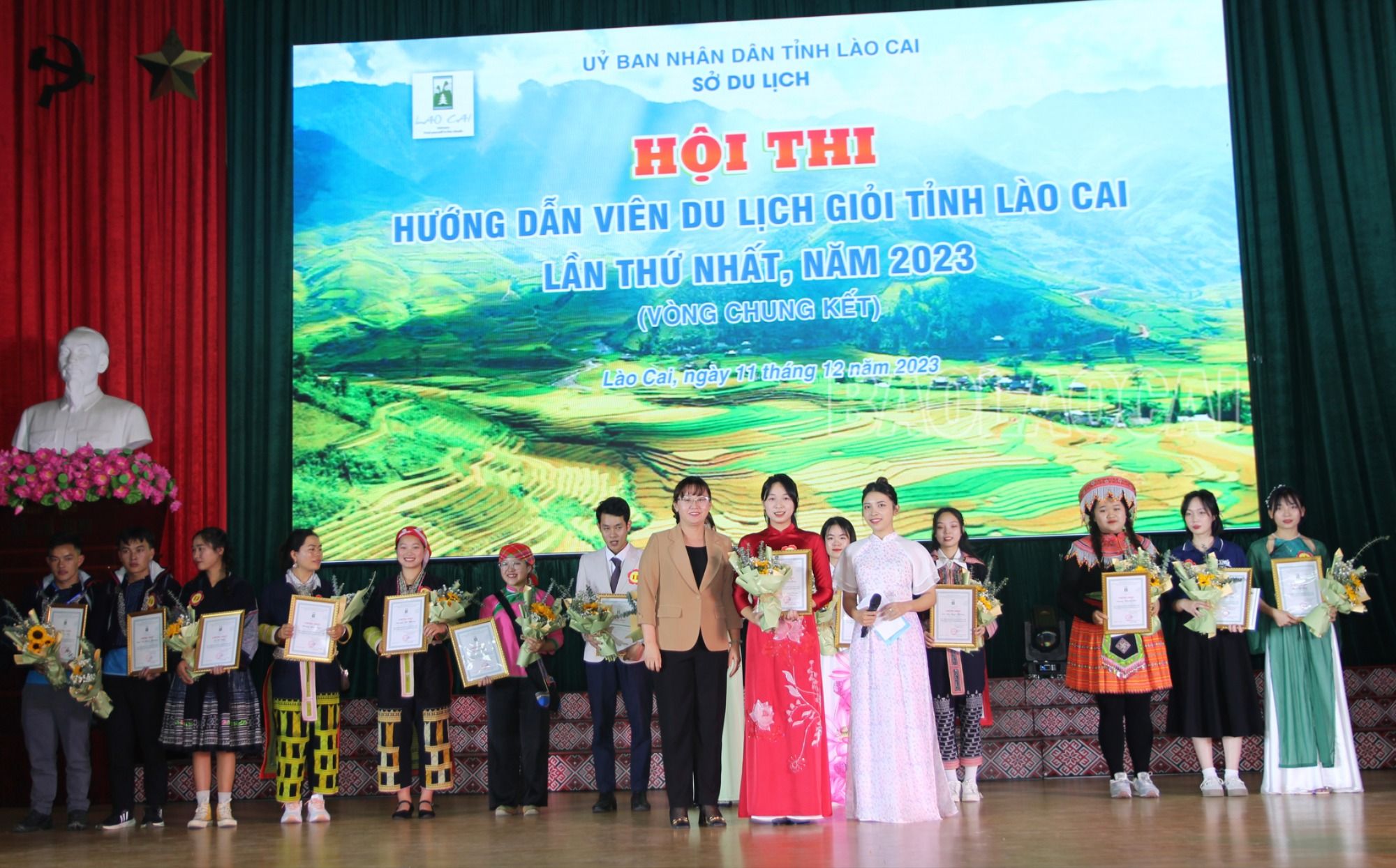 Đồng chí Giàng Thị Dung, Phó Chủ tịch UBND tỉnh trao giải Nhất cho thí sinh. 10-1091-9701.jpg
