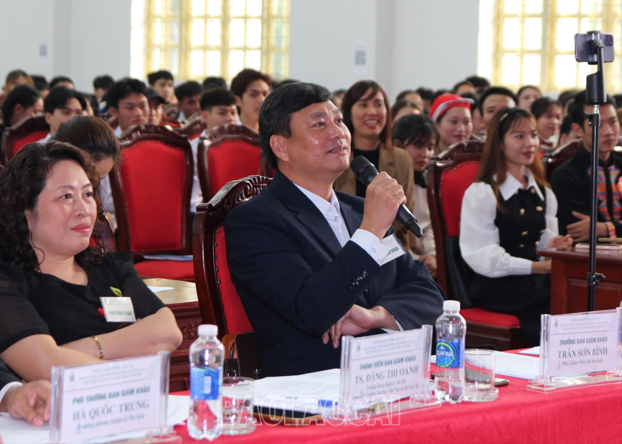 Ông Trần Sơn Bình, Phó Giám đốc Sở Du lịch, Trưởng Ban Giám khảo đặt câu hỏi cho thí sinh. 3-3081-607.jpg