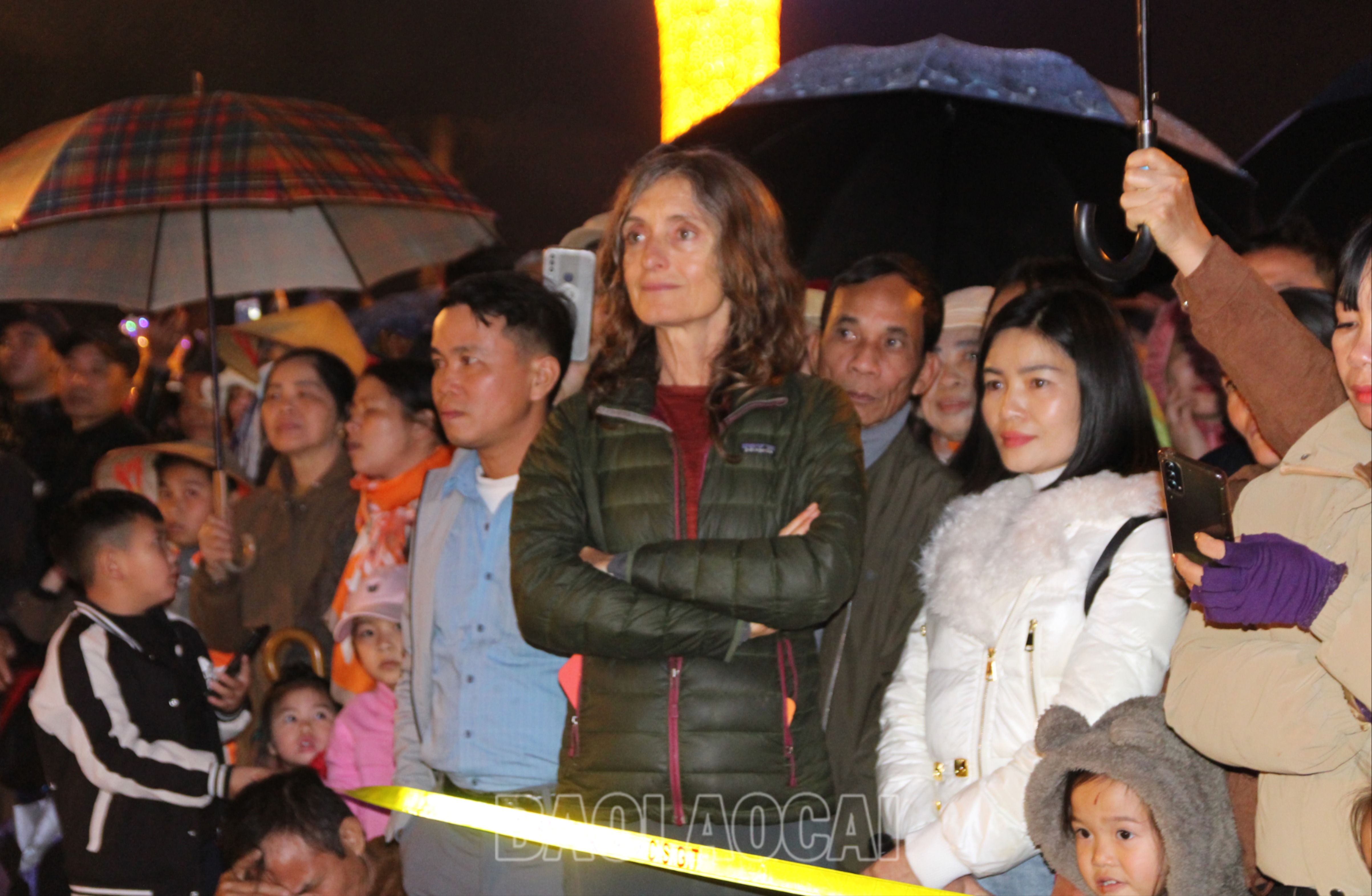 Du khách chăm chú theo dõi chương trình. 7.jpg