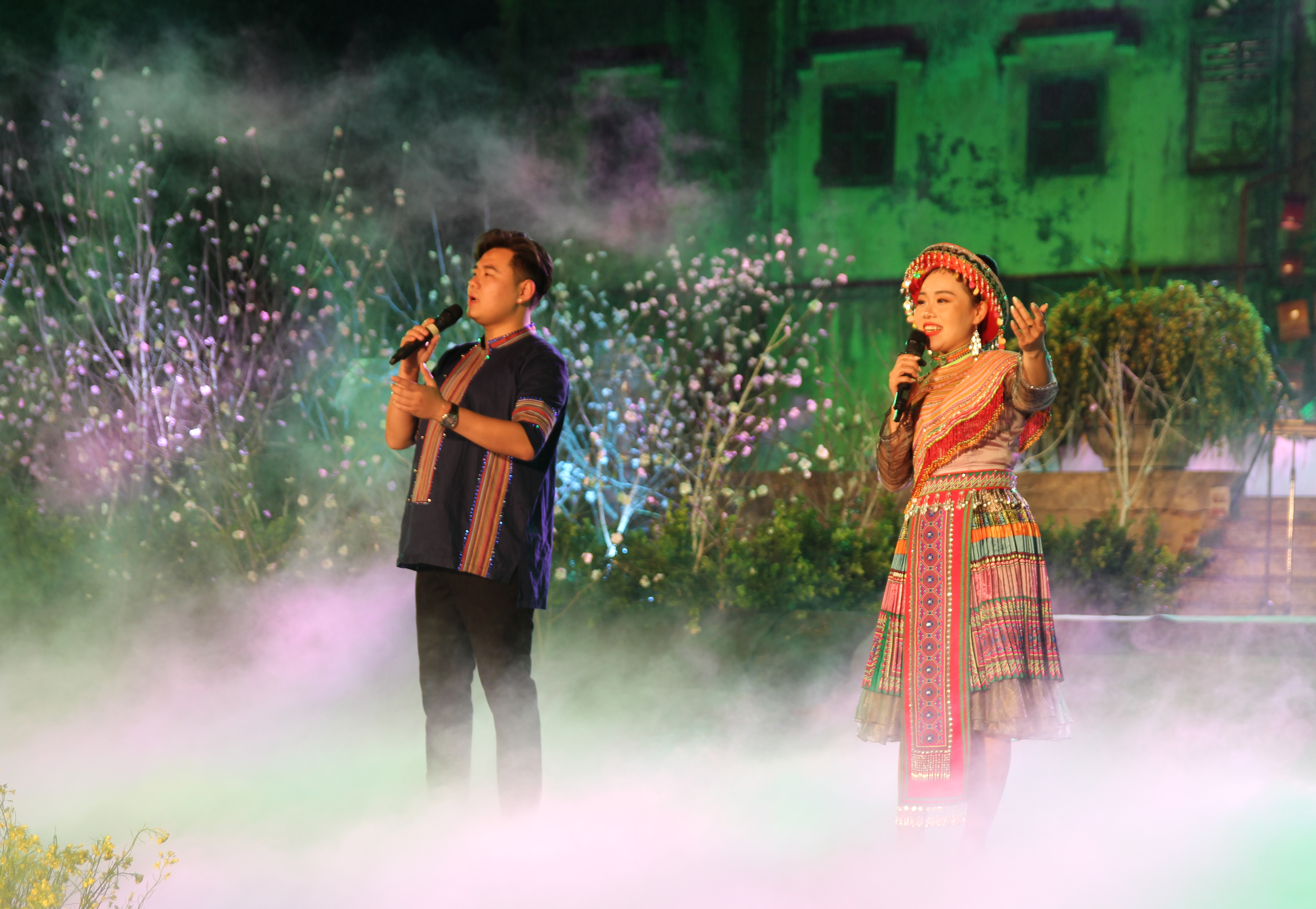 Vùng đất Bắc Hà trở nên gần gũi, thân thương qua những lời ca, tiếng hát. 3.jpg