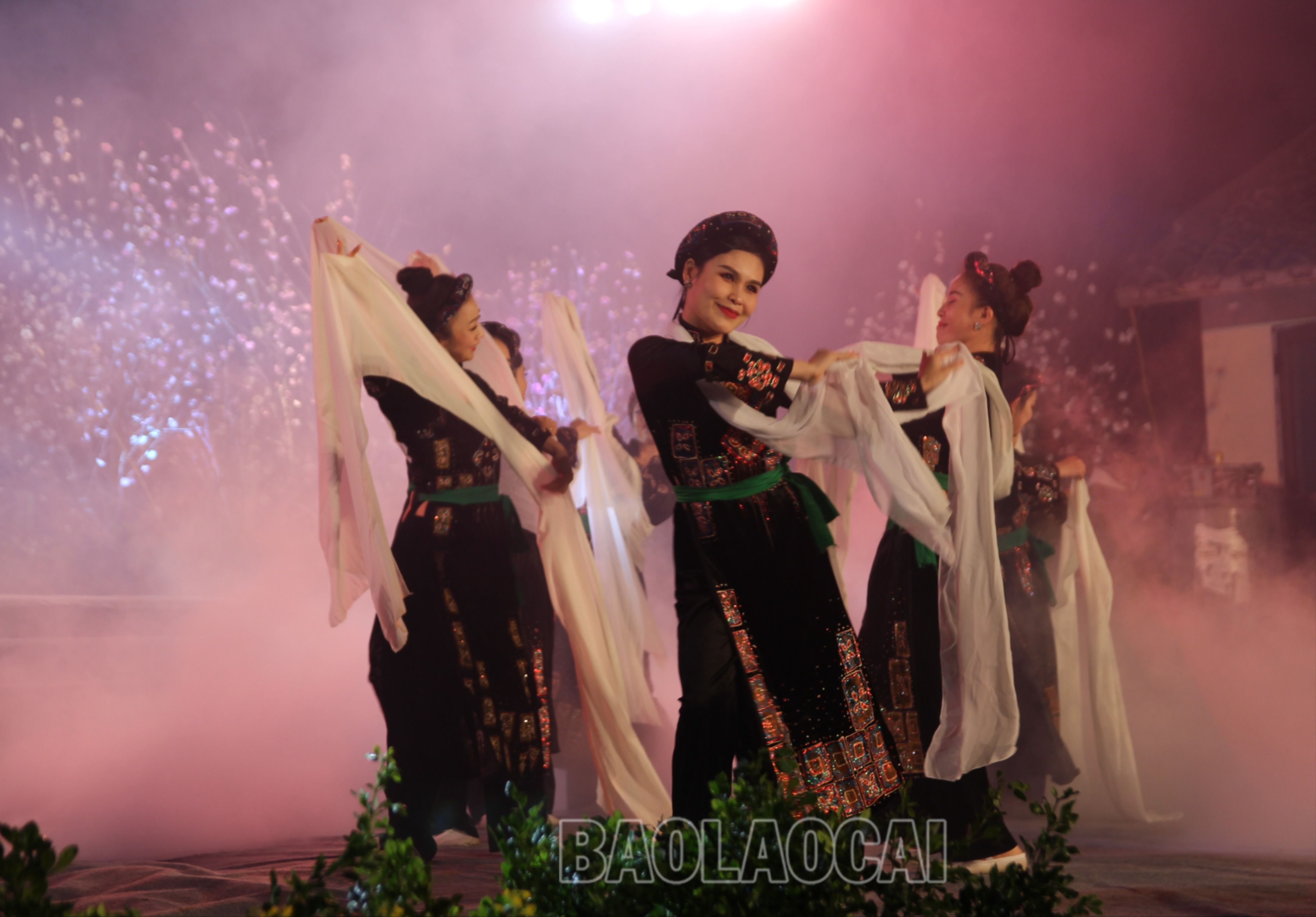 Bài múa "Dệt mây". 4.JPG
