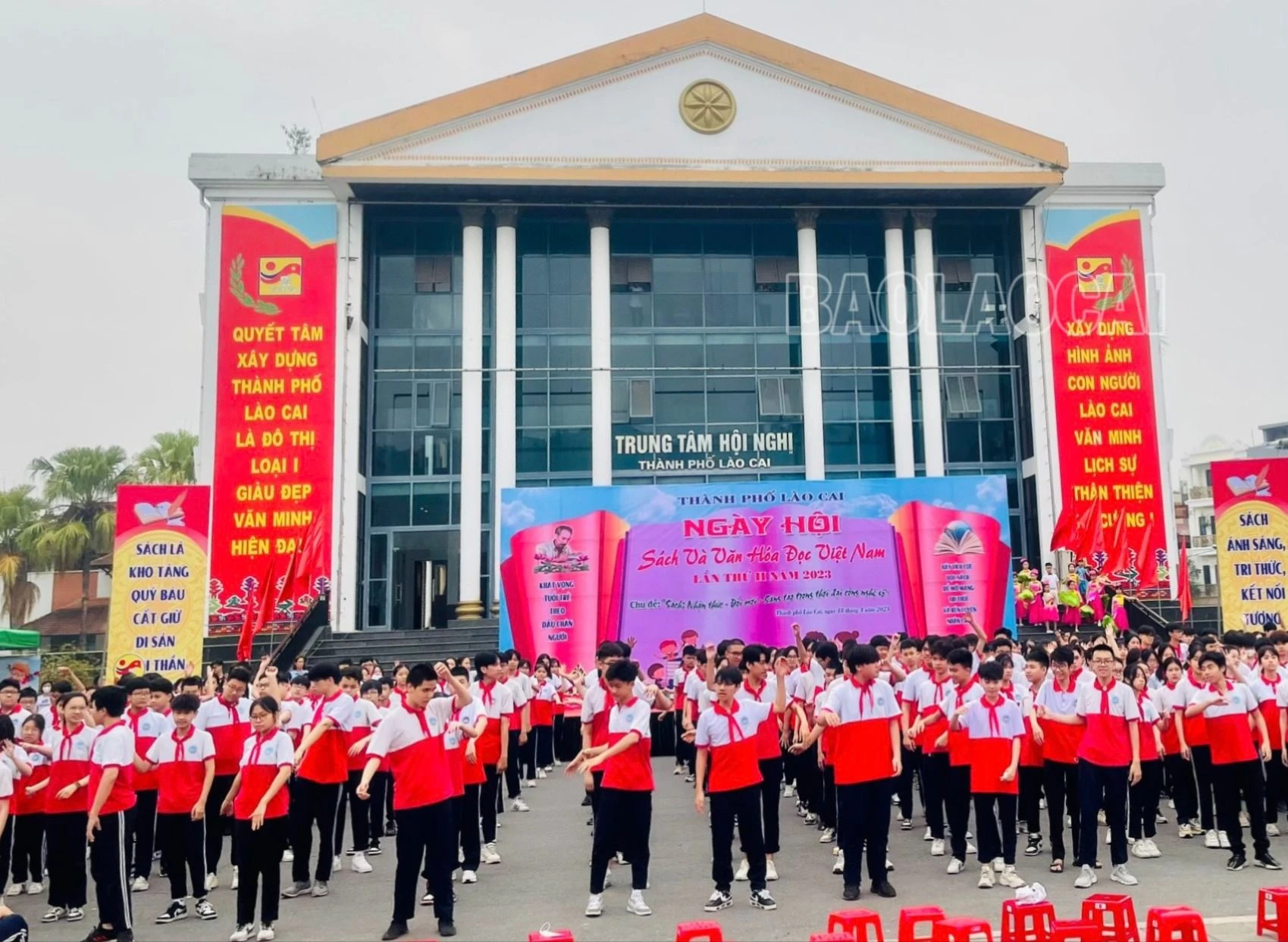 Quanh cảnh ngày hội.jpg