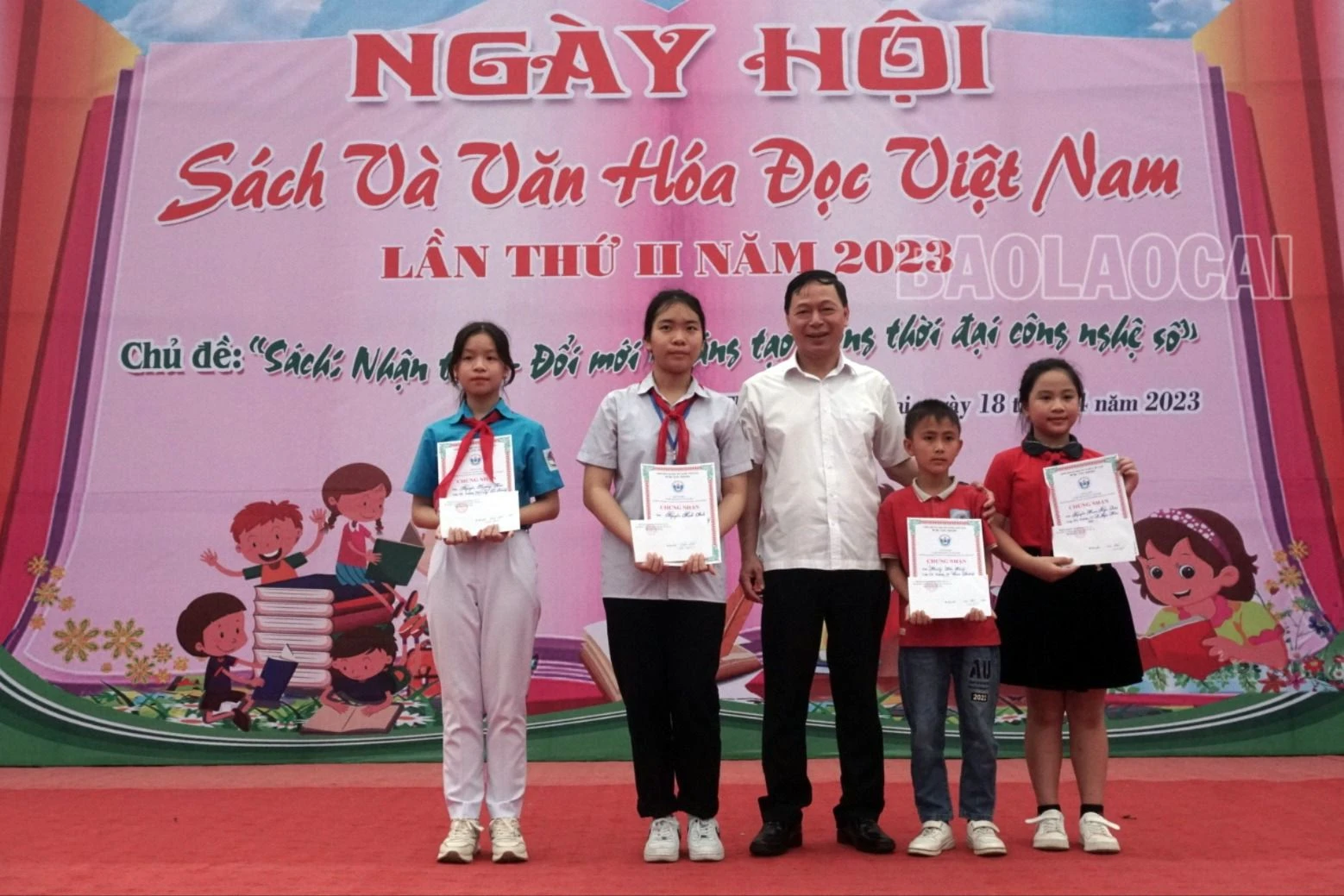 Trao giải nhất cho cuộc thi Đại sứ văn hóa đọc.jpg