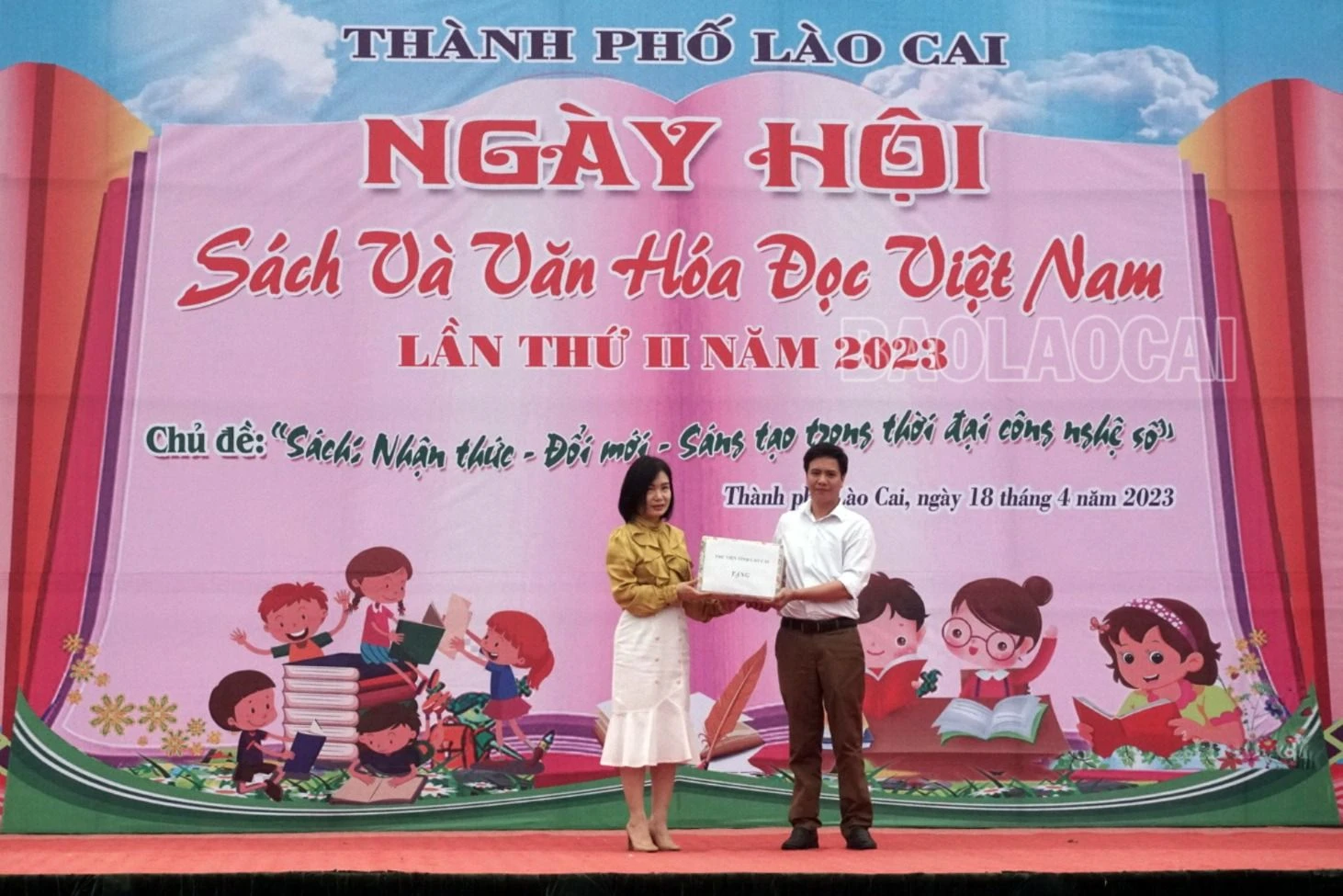 Nhân dịp này, Thư viện tỉnh đã trao tặng 100 đầu sách (trị giá 12 triệu đồng) cho công tác xây dựng thư viện tại các trường Phổ thông trên địa bàn Thành phố..jpg
