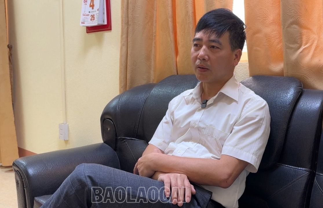 Ông Đặng Xuân Phương, Bí thư Đảng ủy, Chủ tịch UBND xã Khánh Yên Hạ trao đổi với phóng viên Báo Lào Cai về vụ việc. 79daced735349a6ac325.jpg