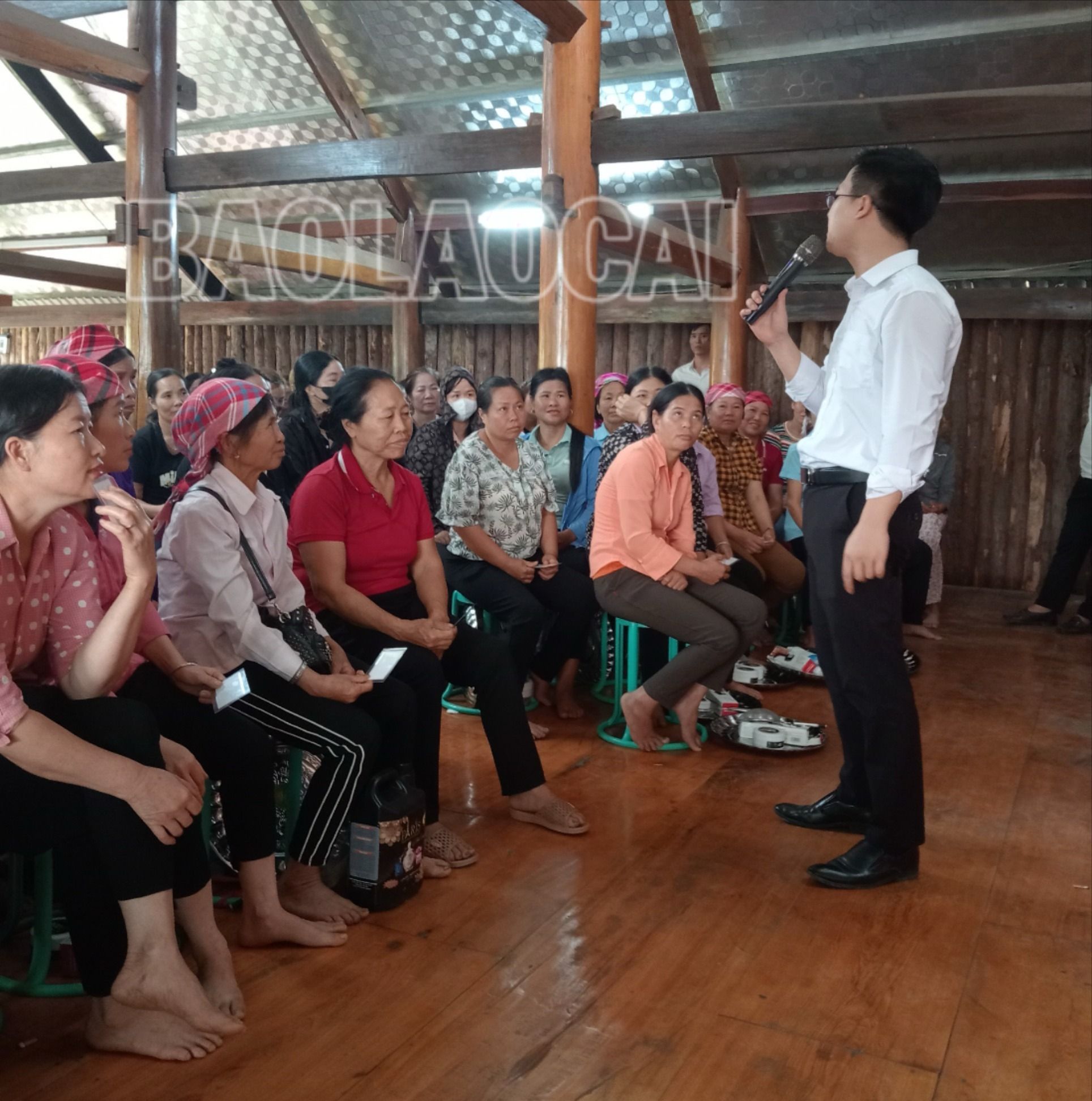 Đơn vị đang giới thiệu sản phẩm trên địa bàn xã Khánh Yên Hạ (Ảnh do người dân cung cấp) 219444d51e3ab164e82b.jpg