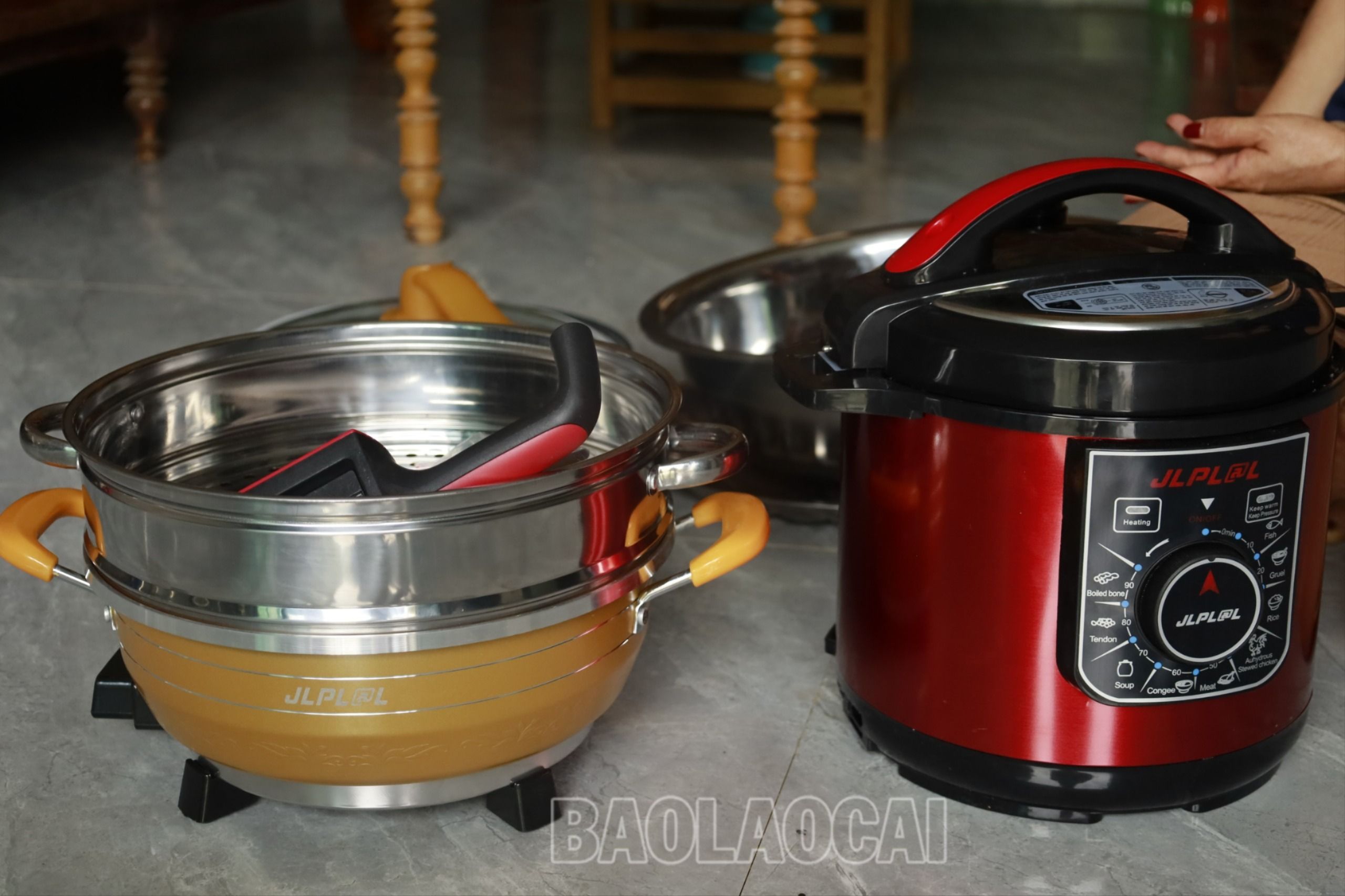 Các mặt hàng được bán với giá cao. 1f545a14d3f47caa25e5.jpg