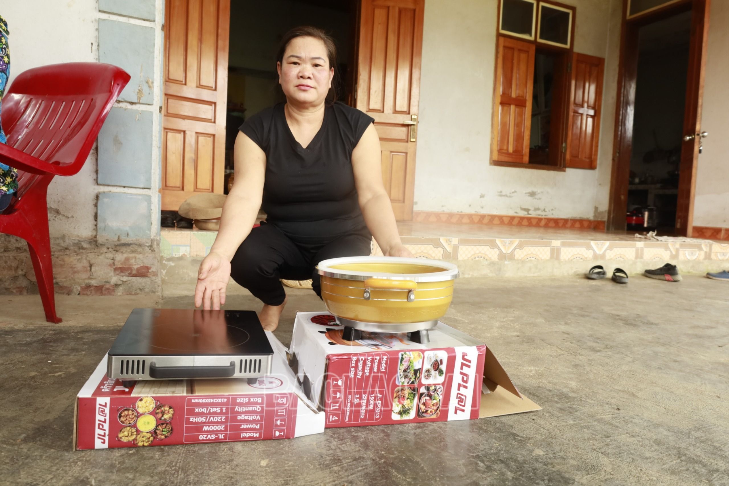 Bà Chín và các sản phẩm mua với giá cao. f00c3158b8b817e64ea9.jpg