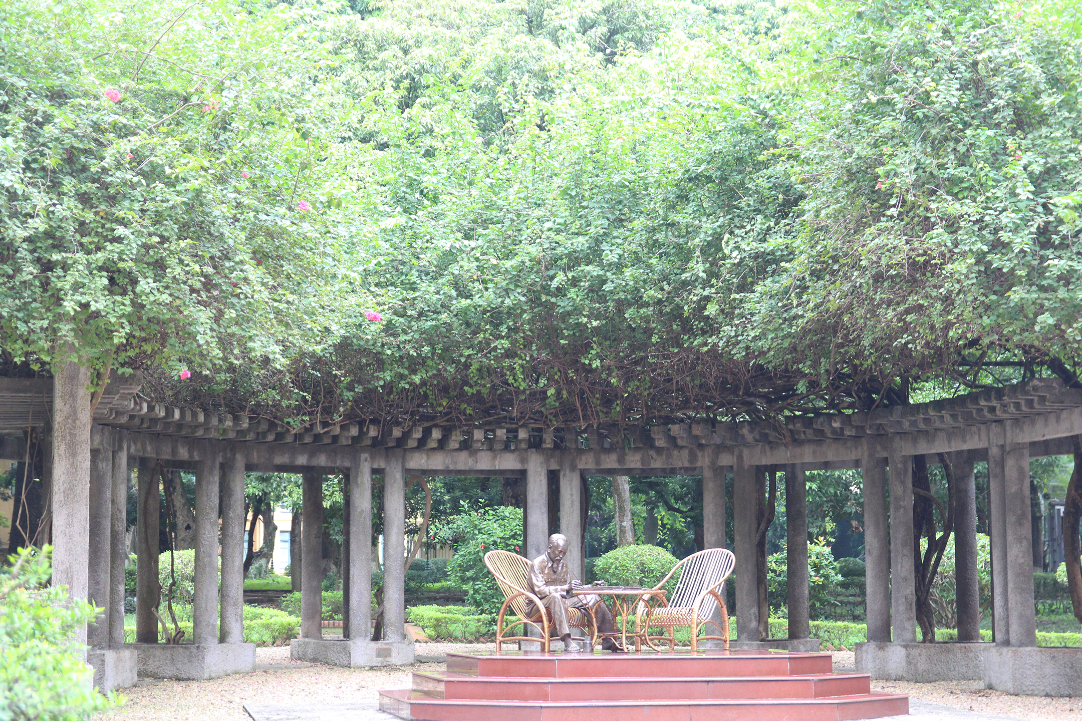 Bức tượng mô tả Bác đang làm việc trong Phủ Chủ tịch. IMG_3049.JPG