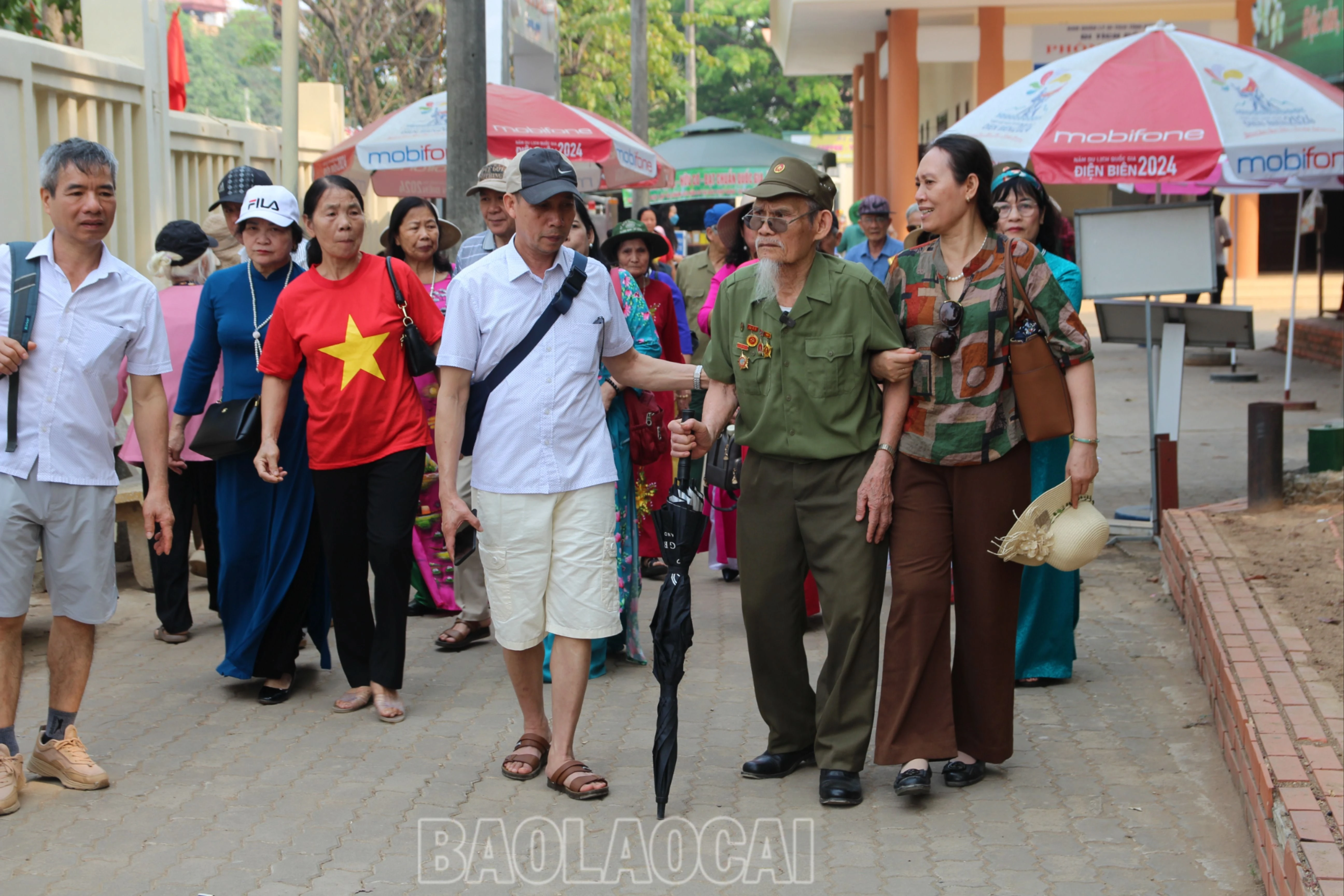 Cụ Trương Quốc Vinh, 93 tuổi, trú tại thành phố Hải Dương, tỉnh Hải Dương thăm lại chiến trường xưa.