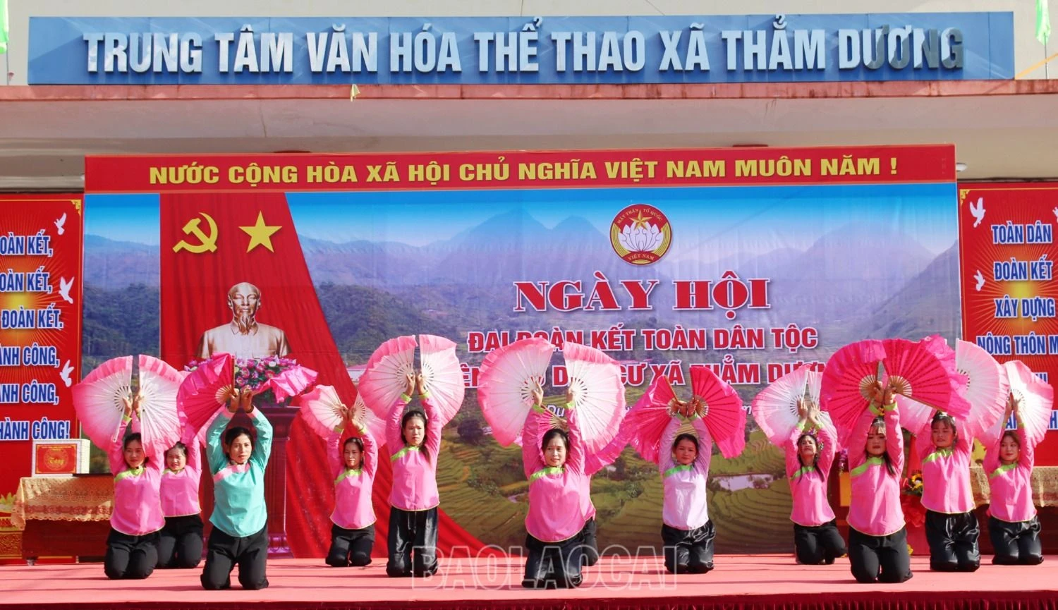 Người dân xã Thẳm Dương mang đến ngày hội tiết mục văn nghệ đặc sắc.