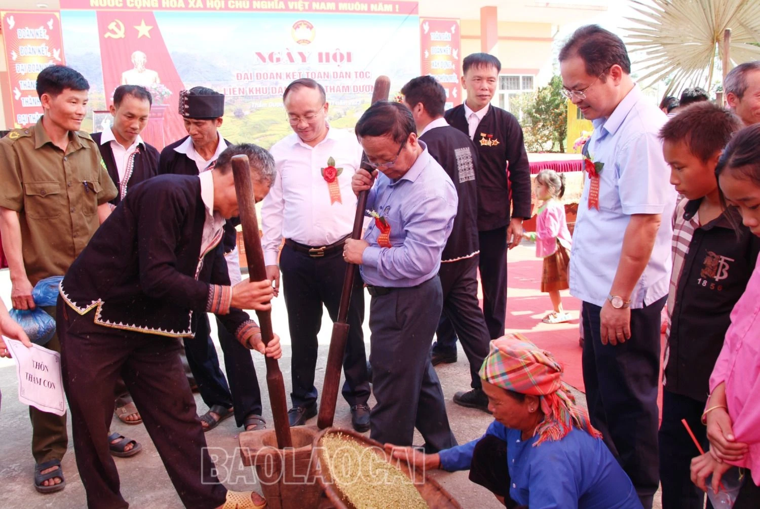 Các đồng chí lãnh đạo tham quan các gian hàng và tham gia trò chơi, phần thi cùng bà con.