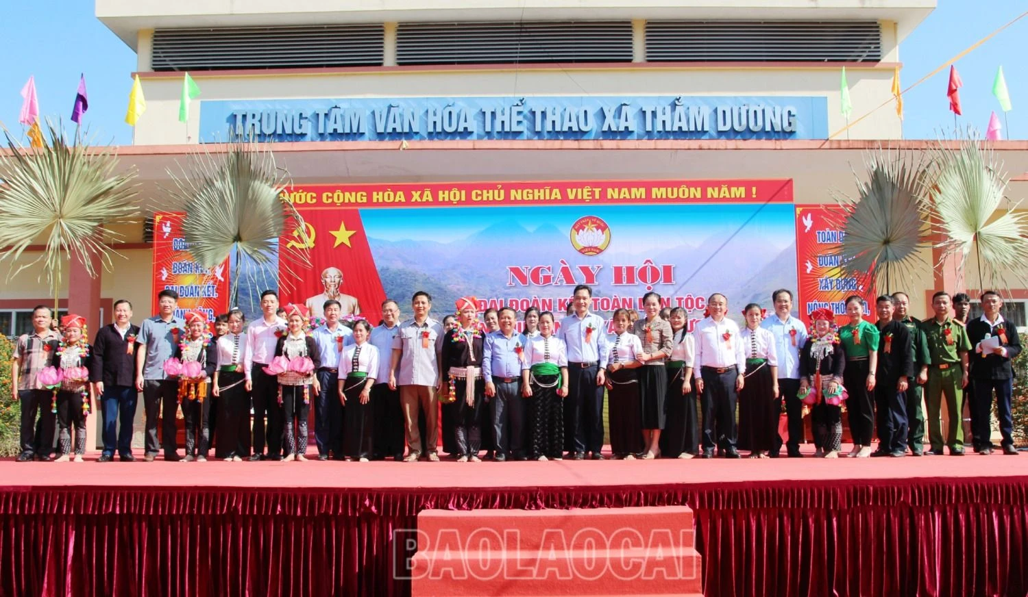 Các đại biểu chụp ảnh lưu niệm cùng bà con tại ngày hội.