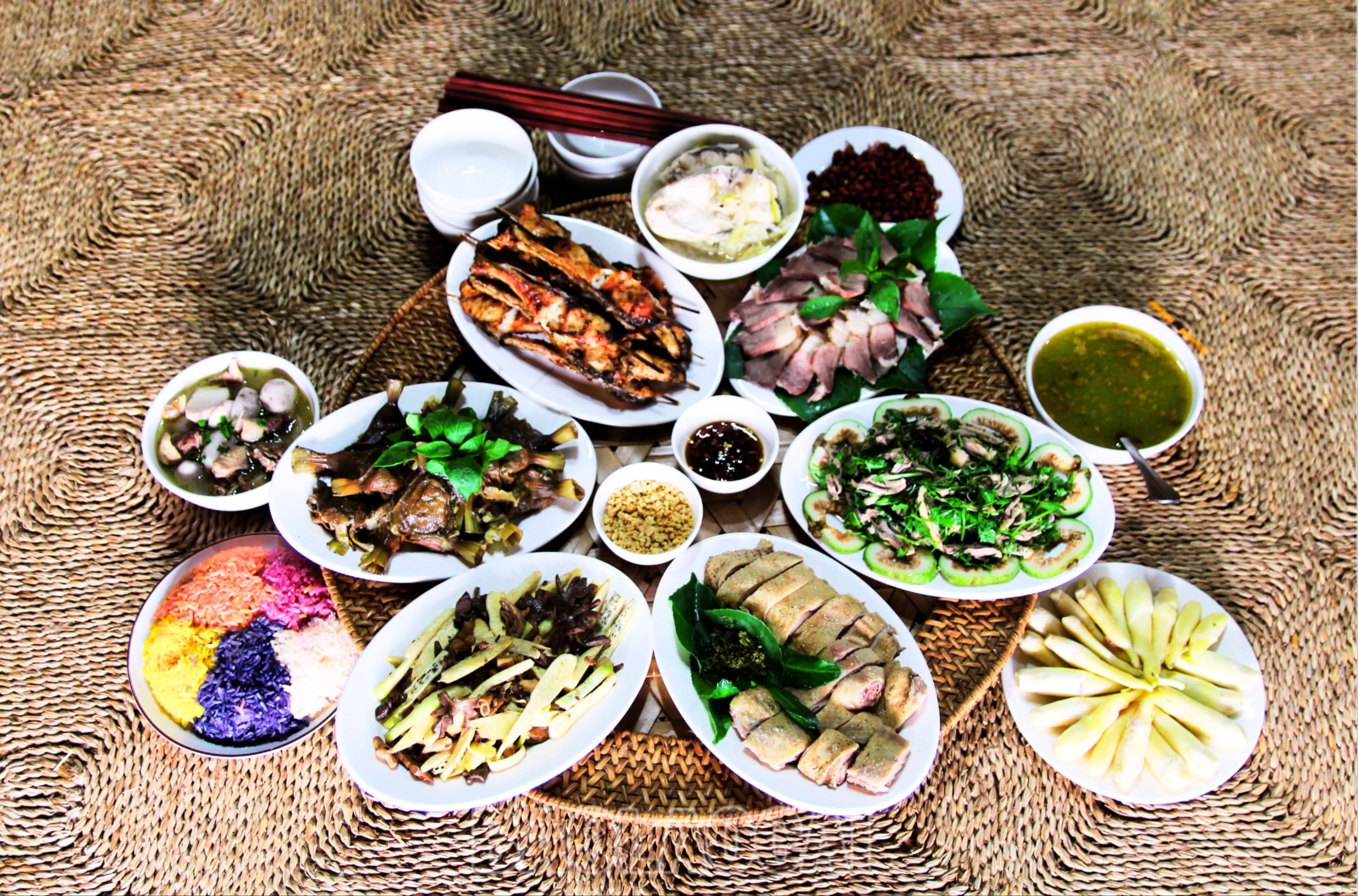 Mâm cơm của đồng bào rất Tày hấp dẫn, độc đáo và nhiều màu sắc, thể hiện nét văn hóa truyền thống gồm các món ăn như: xôi ngũ sắc, cá nướng hai lửa, vịt hấp, vịt xào, củ niễng đồ, canh lòng cá cà đắng... Đặc biệt, mỗi mùa, mâm cơm của người Tày sẽ có thêm những món ăn độc đáo riêng. Vì thế, để thưởng thức trọn vẹn các món ẩm thực hấp dẫn khác của đồng bào Tày, cũng sẽ phải nhiều lần đến đây. 10.jpg