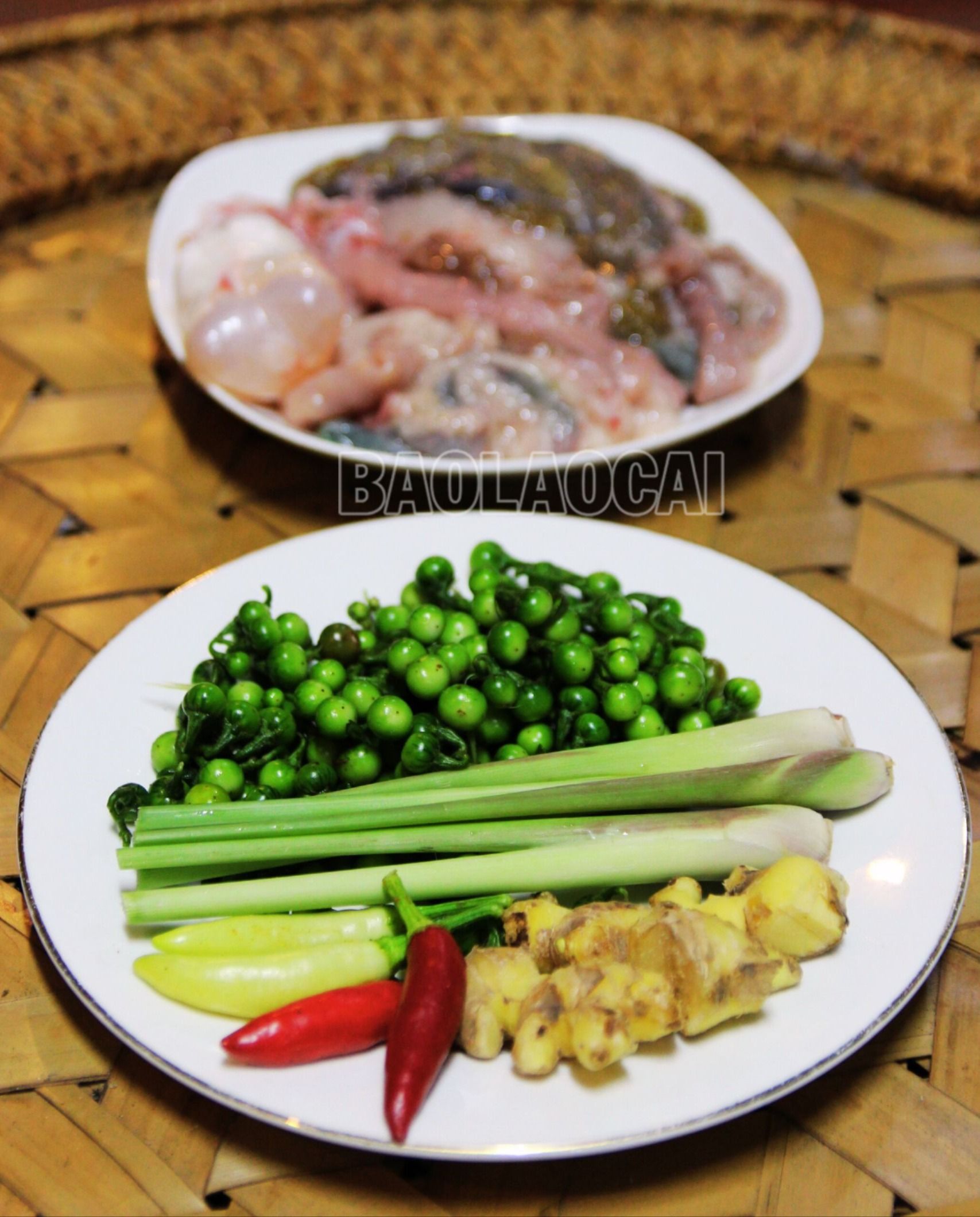 Để chế biến món lòng cá nấu canh đắng, người Tày làm sạch lòng cá, chuẩn bị nguyên liệu cà đắng và gia vị (gừng, ớt, sả..). Nước đun sôi già hẳn mới thả lòng cá vào, vì nếu lòng cá đun nước lạnh sẽ tanh. Đun sôi cho chín lòng cá rồi mới thả cà đắng, đun thêm tầm 2 phút nữa thì nêm ít mắc khén cho thơm. Cũng có gia đình nêm chút thì là hoặc rau răm, ớt tươi, gừng vào canh lòng cá. Món canh lòng cá nấu cà đắng thưởng thức khi còn nóng, thường được dùng là món khai vị trong bữa ăn của người Tày. Các loại rau thơm và gia vị này không những tạo nên hương vị đặc trưng cho món ăn mà còn đều là vị thuốc nam sẵn có trong vườn nhà, có tác dụng chữa bệnh, giải rượu. Cà đắng có tác dụng rất tốt cho dạ dày và đường tiêu hóa. Món lòng cá đắng khi ăn sẽ cảm nhận được vị đắng ngọt nơi đầu lưỡi, là một trong những khẩu vị “ăn đắng” của đồng bào dân tộc Tày không kém phần hấp dẫn. 8.jpg
