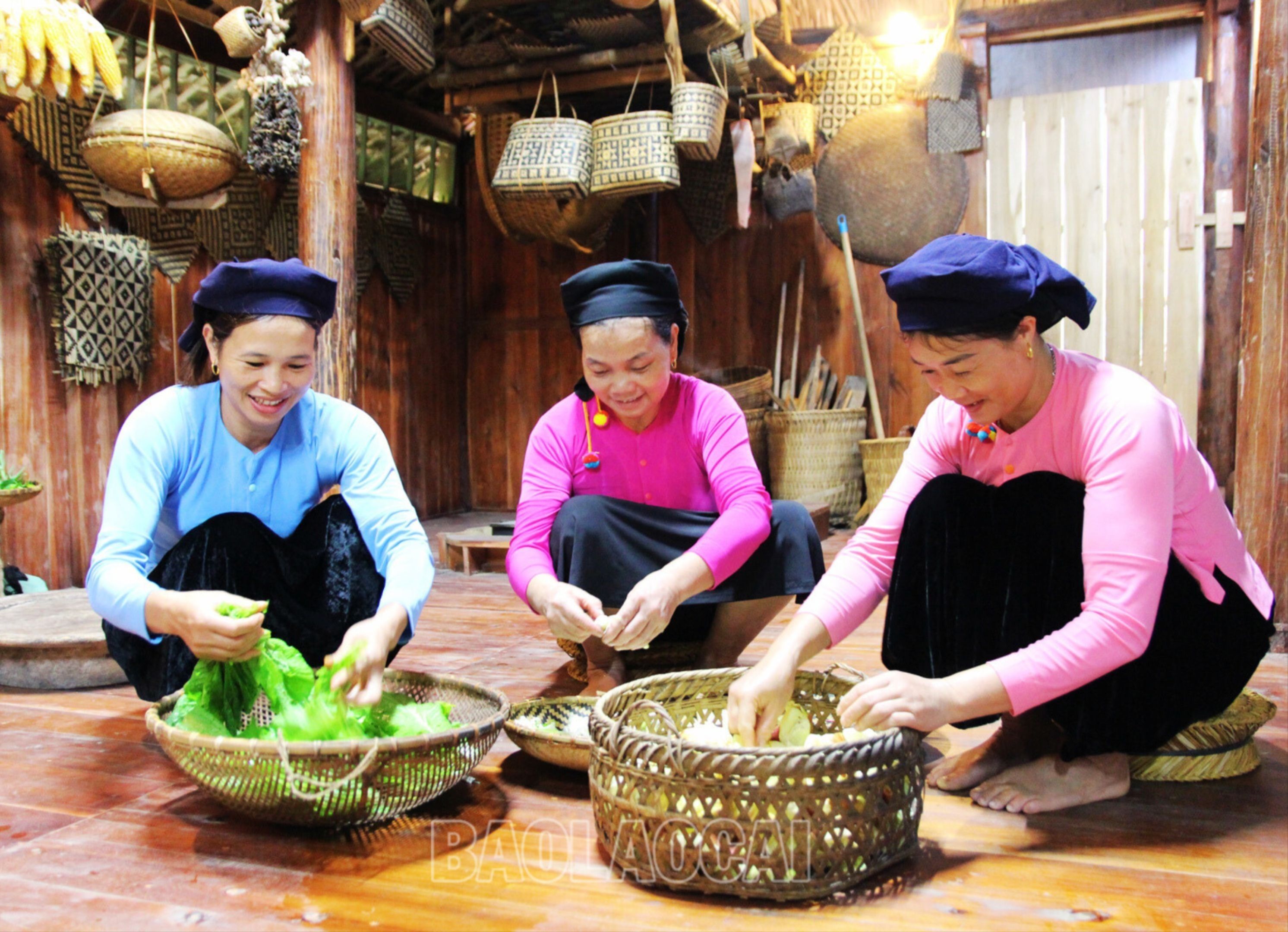 Nhiều lần về Nghĩa Đô (Bảo Yên), nơi có đông đồng bào Tày sinh sống và còn gìn giữ được nhiều nét văn hóa dân tộc đặc sắc, chúng tôi thực sự ấn tượng bởi bữa cơm thường nhật của người dân nơi đây. Trong ảnh: Gian bếp - nơi gắn bó, gần gũi trong cuộc sống hằng ngày, nơi nấu ăn, sưởi ấm khi mùa đông lạnh của đồng bào Tày, bà con Nghĩa Đô đang chuẩn bị bữa trưa để đón khách. 1.jpg