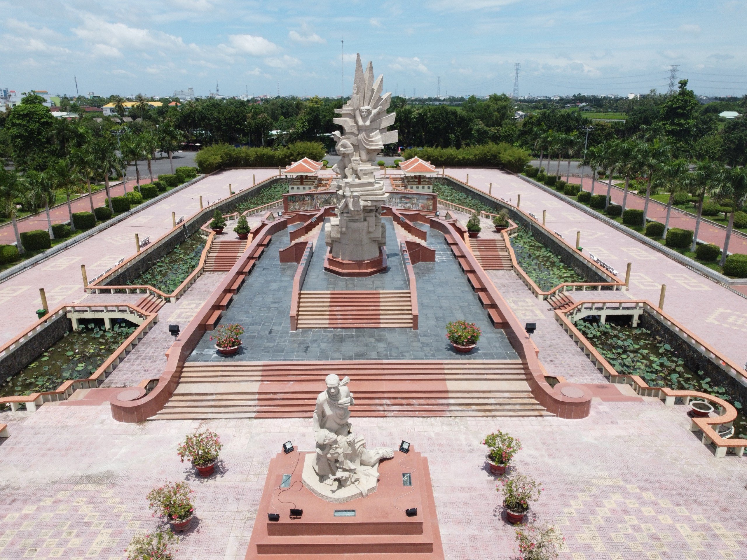 Tượng đài Long An "Trung dũng kiên cường, toàn dân đánh giặc" gồm nhóm tượng người mẹ và chiến sĩ cùng quần thể tượng "Trung dũng kiên cường, toàn dân đánh giặc". (Ảnh: Thanh Nga - Báo Long An) IMG_8723.jpeg