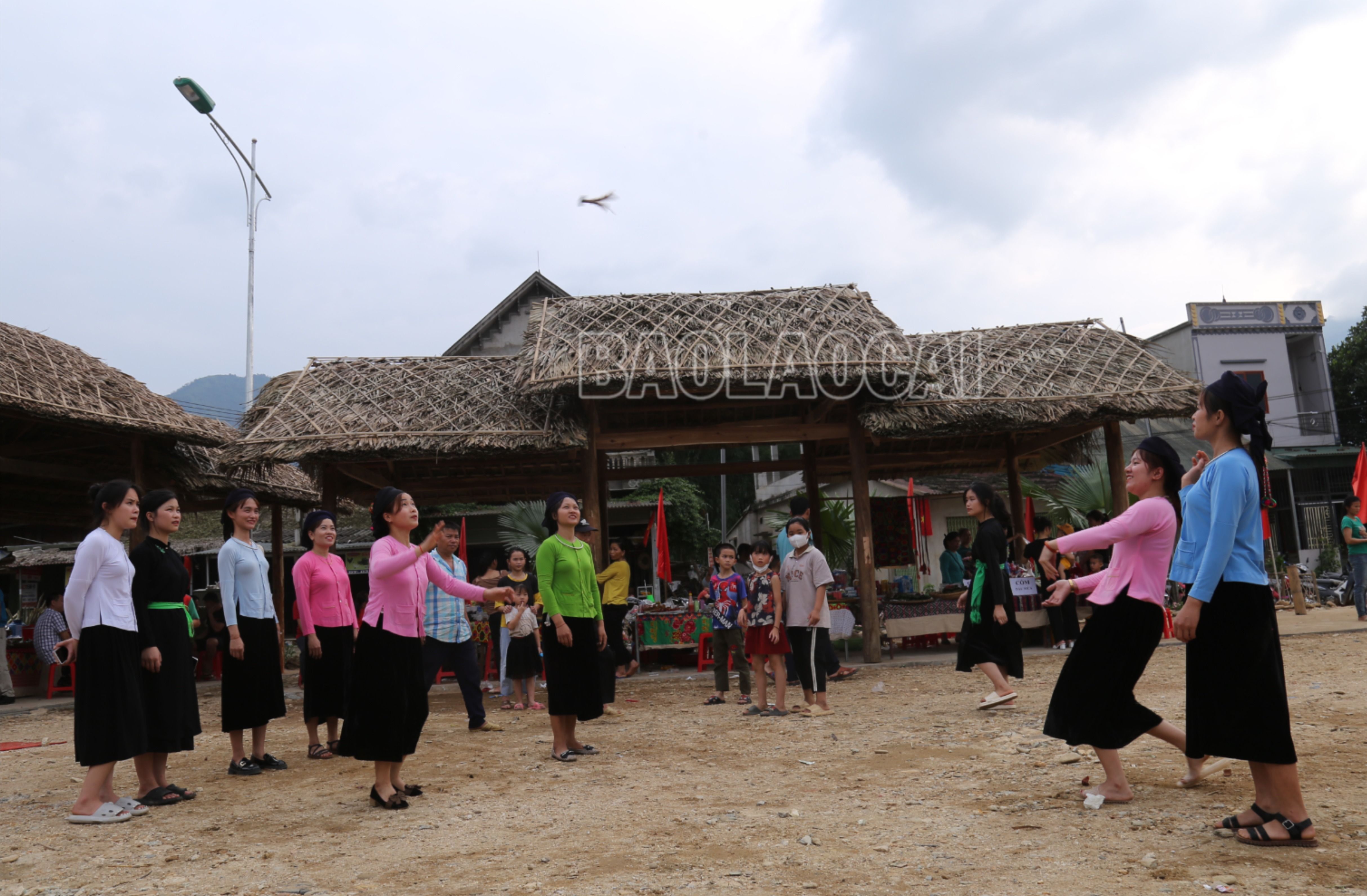 Trò chơi đánh yến có từ xa xưa trong đời sống tinh thần của đồng bào Tày, sau đó theo thời gian, trò chơi này dần mai một. Đến nay, trò chơi đánh yến và các trò chơi dân gian khác được đồng bào Tày Nghĩa Đô phục dựng, tổ chức và phát huy, nhằm bảo tồn văn hóa truyền thống và tạo điểm nhấn, thu hút du khách đến điểm du lịch cộng đồng Nghĩa Đô. IMG_2346.JPG