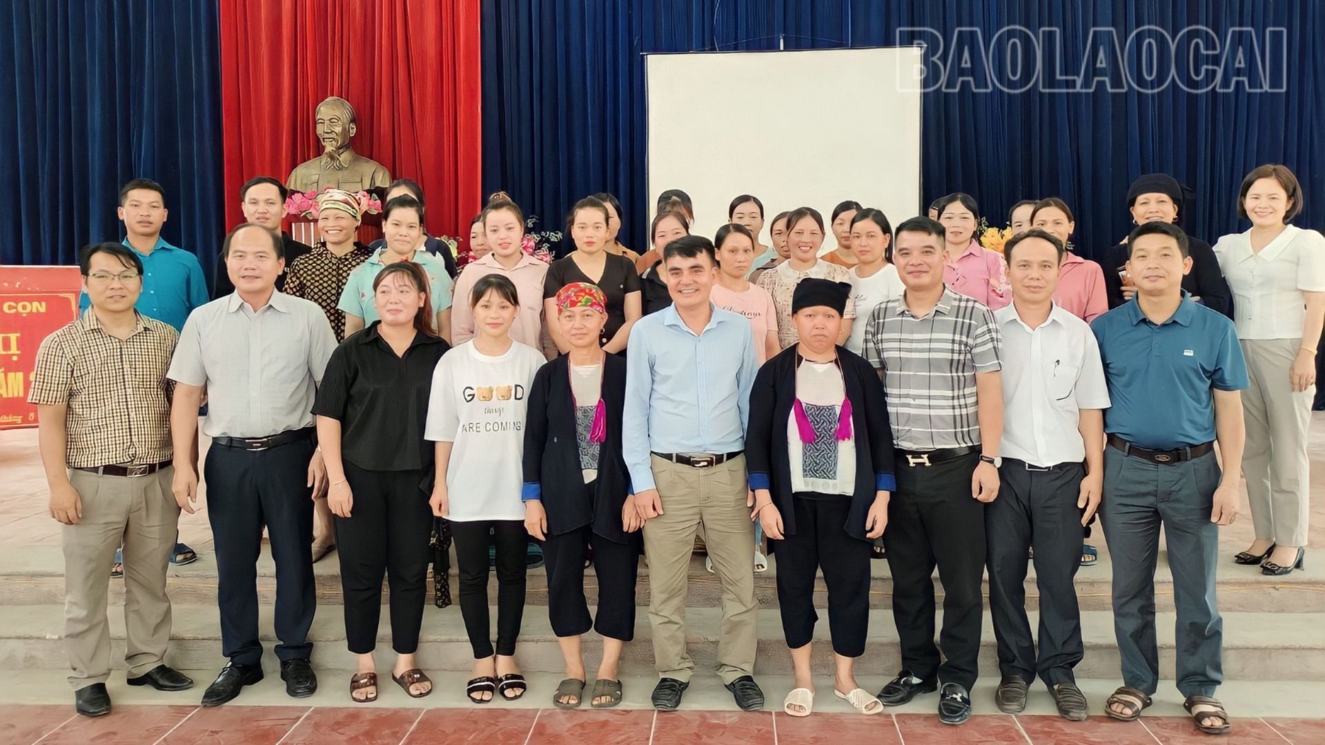 Khai mạc lớp dạy nghề thêu may thổ cẩm ngắn hạn tại xã Cam Cọn. a99e32a6a45c72022b4d.jpg