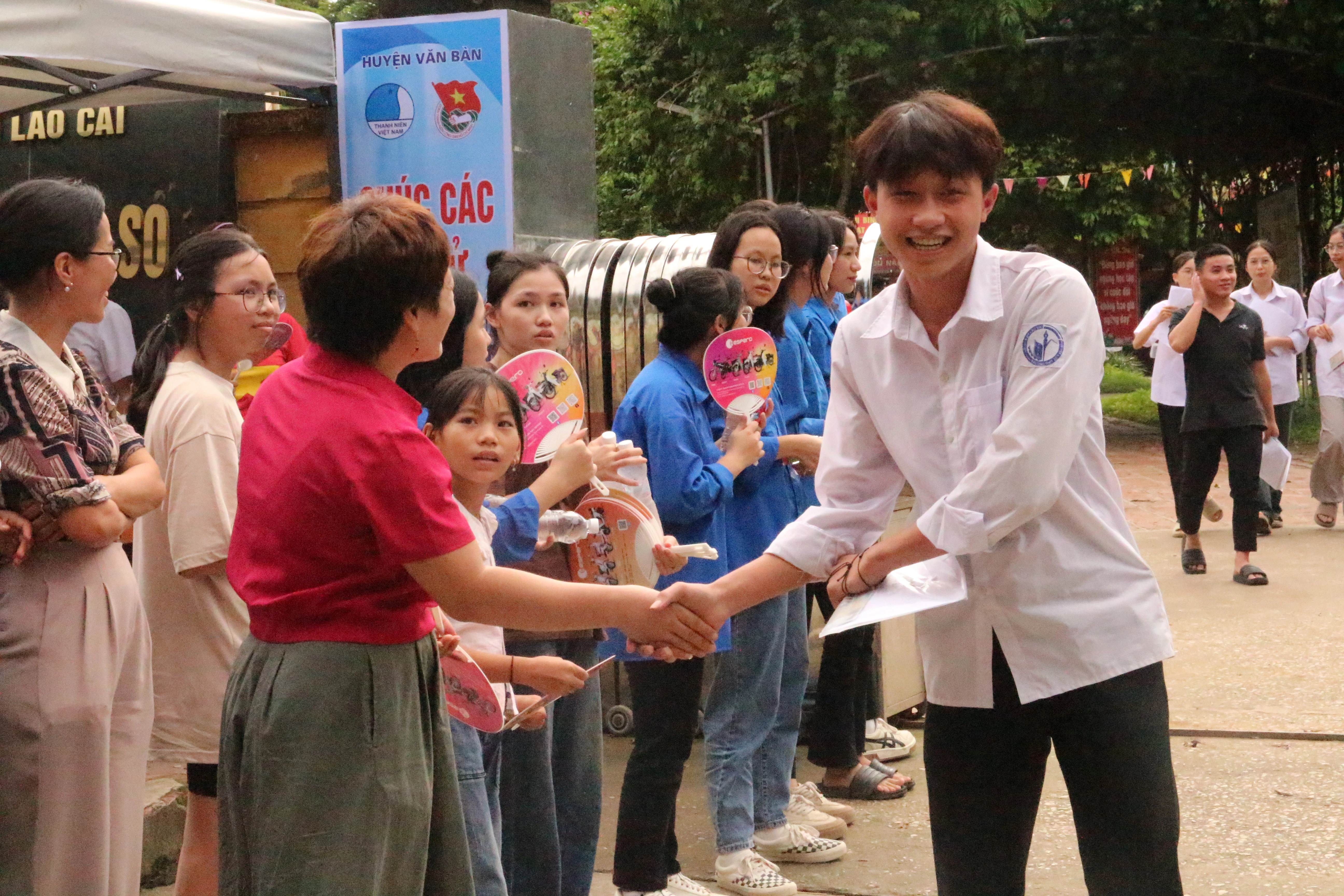 Những thí sinh đầu tiên hoàn thành bài thi môn Toán.