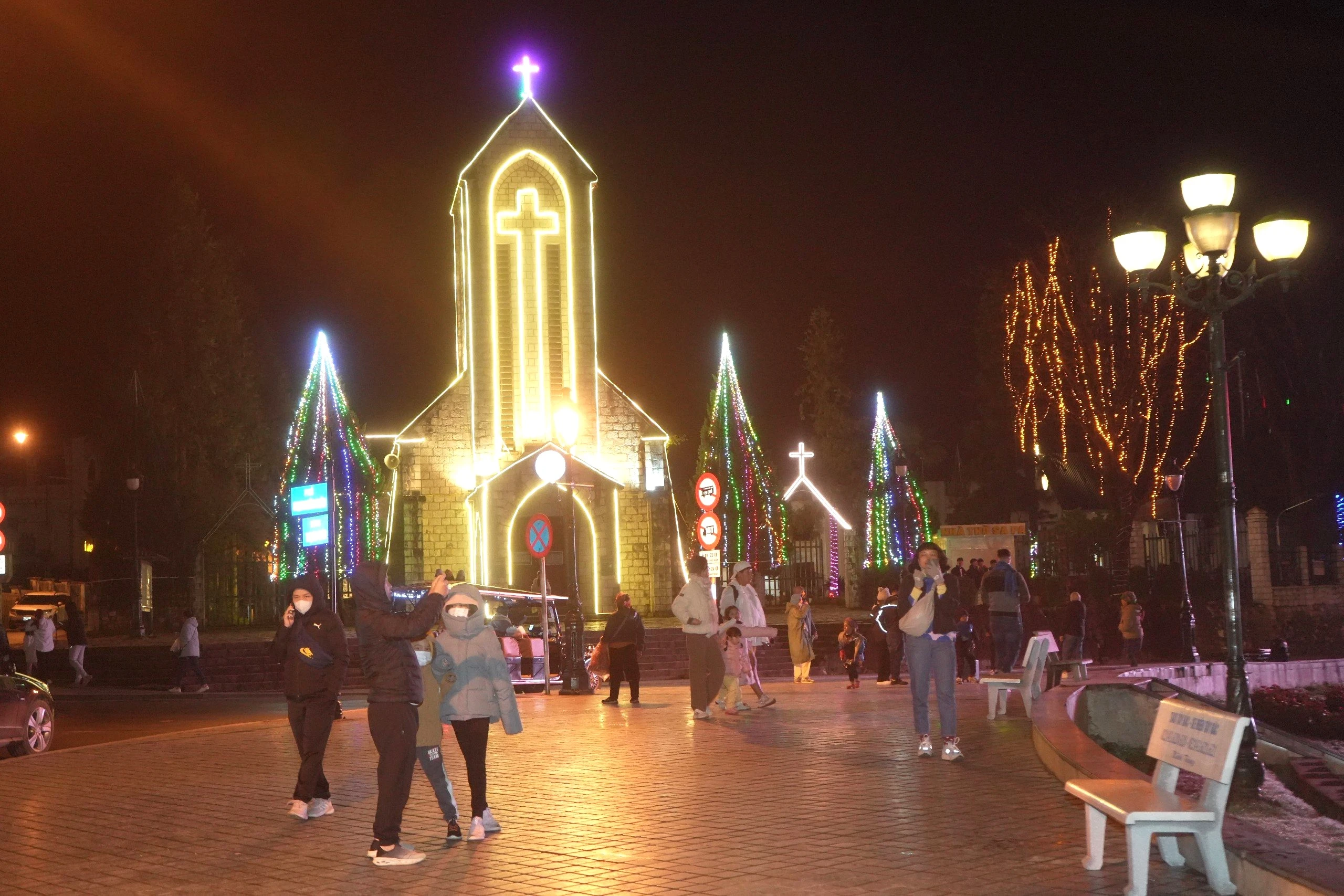 Đông người dân và du khách ra đường đón chào năm mới..jpg