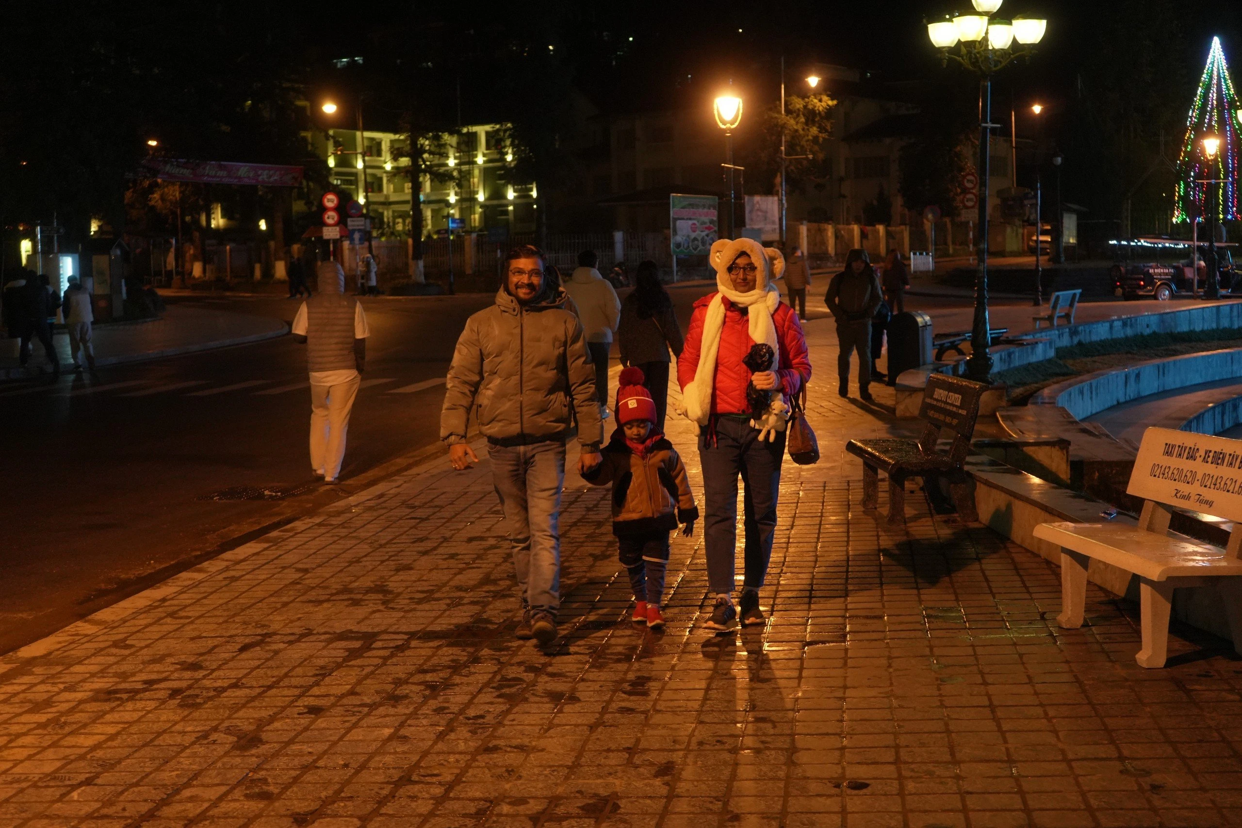 Đông người dân và du khách ra đường đón chào năm mới. (2).jpg