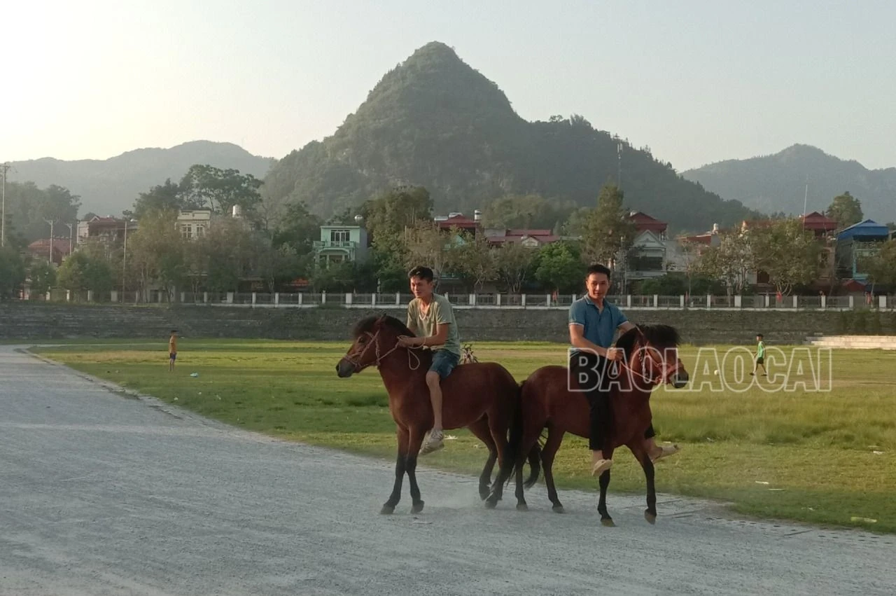 Anh Vàng Văn Thức (bên phải ảnh) sẵn sàng tham gia giải đua..jpg
