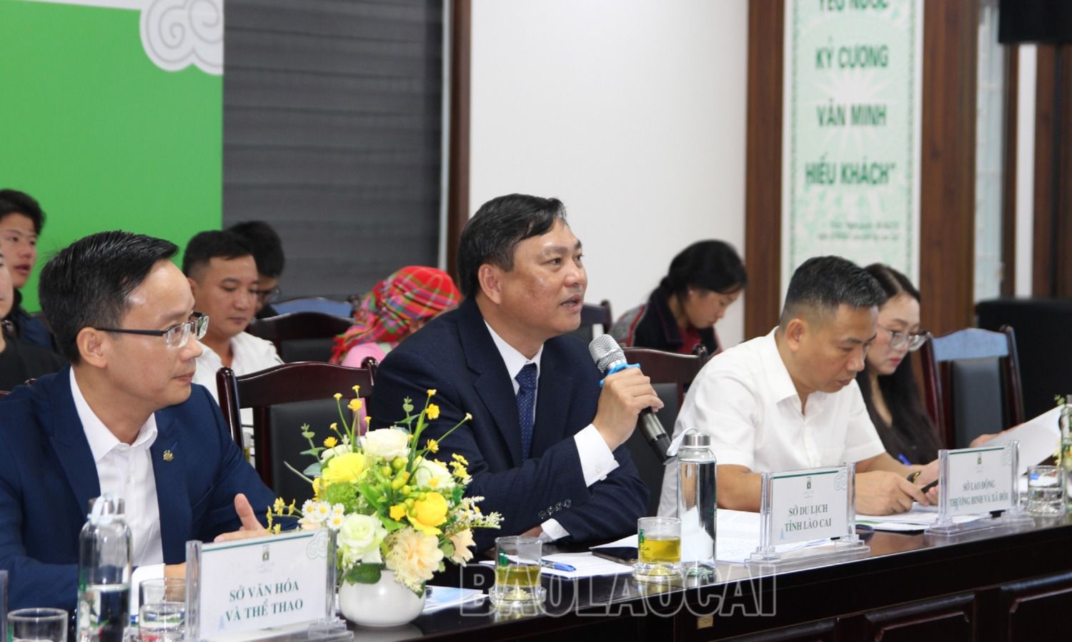 Các đại biểu thảo luận. 6.jpg