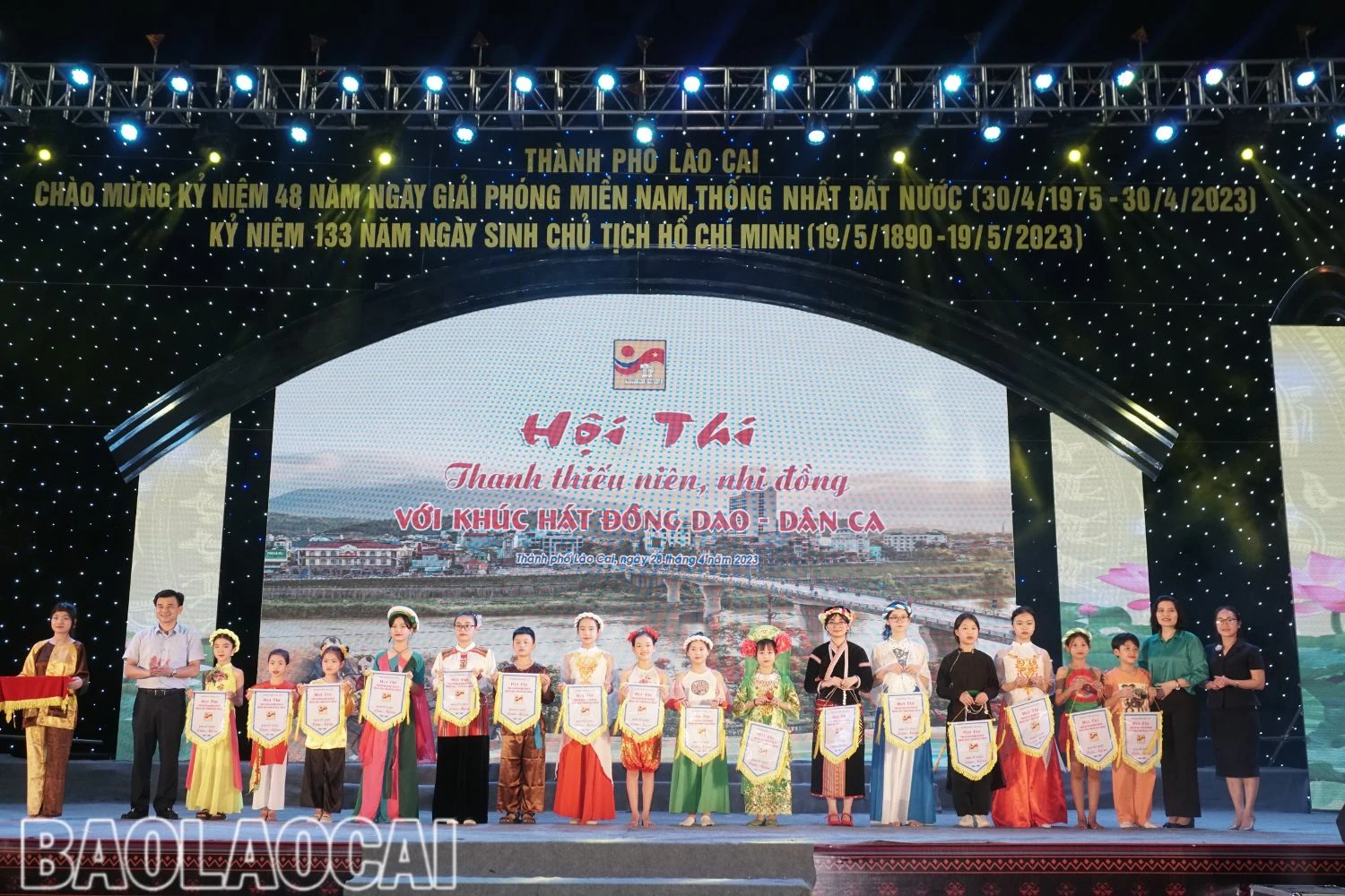 Trao cờ kỷ niệm cho các đoàn văn nghệ.jpg