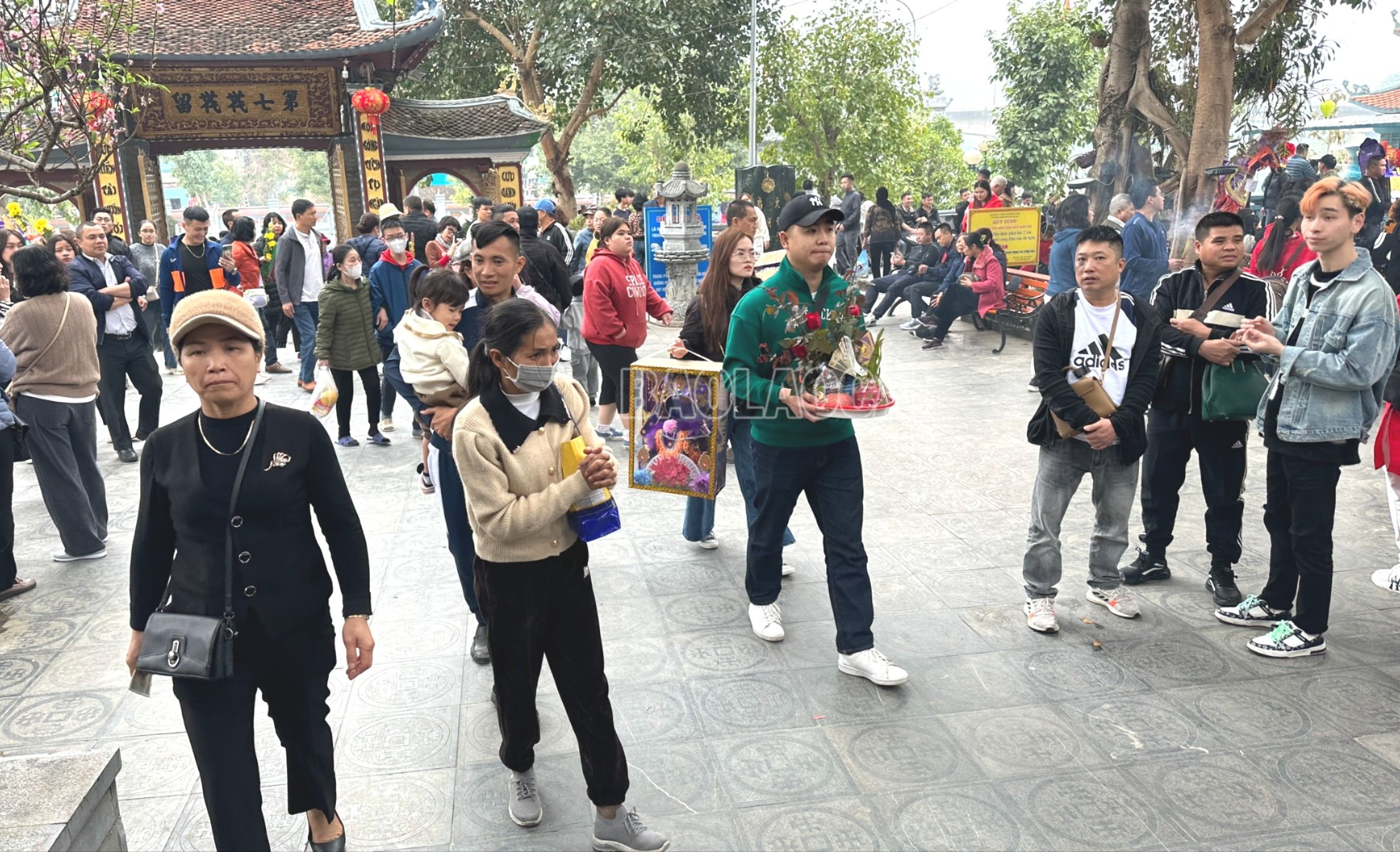 Hàng nghìn du khách tham quan, chiêm bái tại đền Bảo Hà trong những ngày đầu năm. 3.jpg